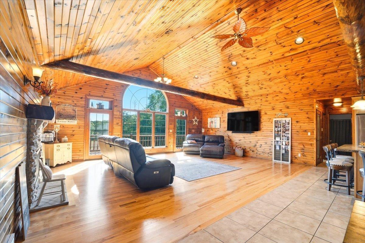 Independence, Iowa, 50644, United States, 3 Bedrooms Bedrooms, ,2 BathroomsBathrooms,Residential,For Sale,1982110