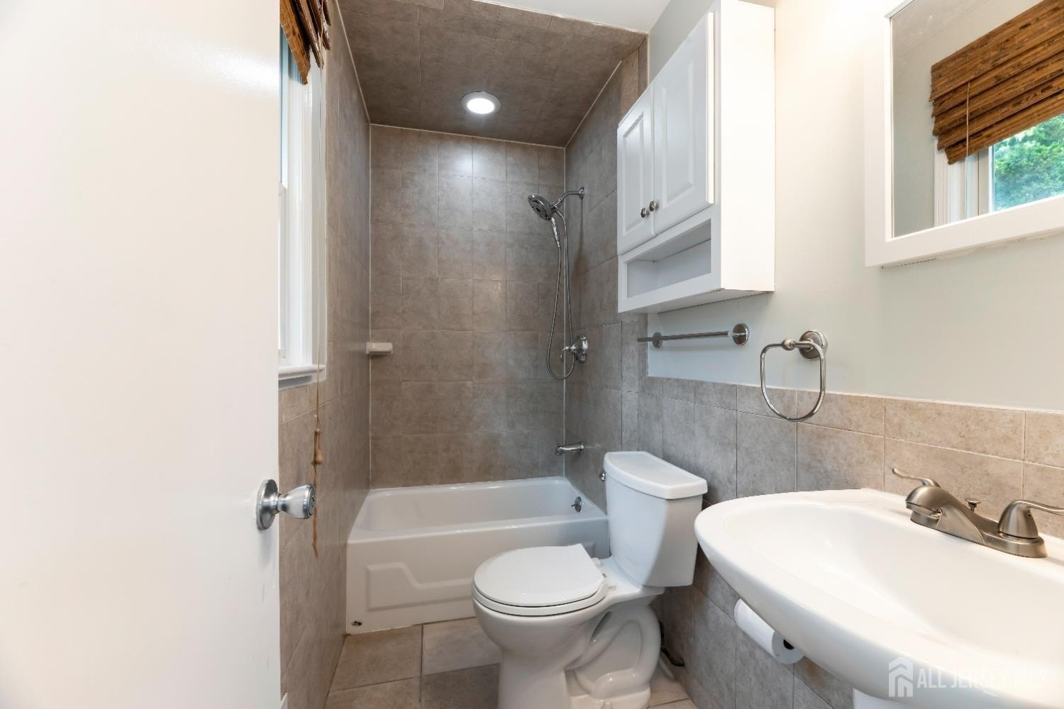 Edison, New Jersey, 08817, United States, 4 Bedrooms Bedrooms, ,2 BathroomsBathrooms,Residential,For Sale,1900843