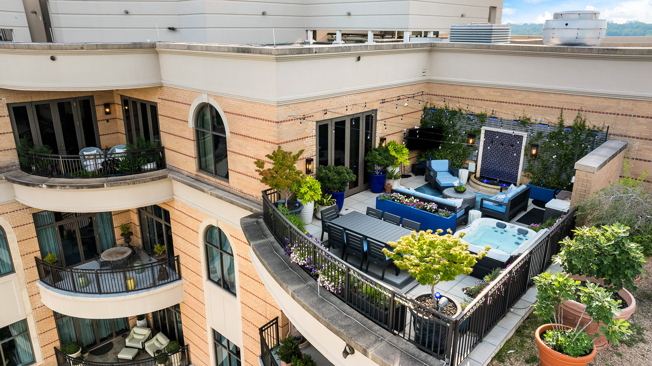  Modern Elegance in the Sky – Designer Penthouse with Skyline Views - 物件實景
