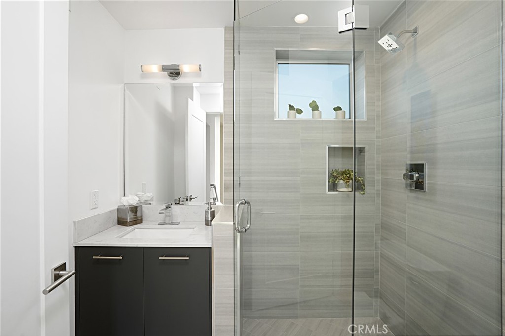 Los Angeles, California, 90019, United States, 2 Bedrooms Bedrooms, ,3 BathroomsBathrooms,Residential,For Sale,1990978