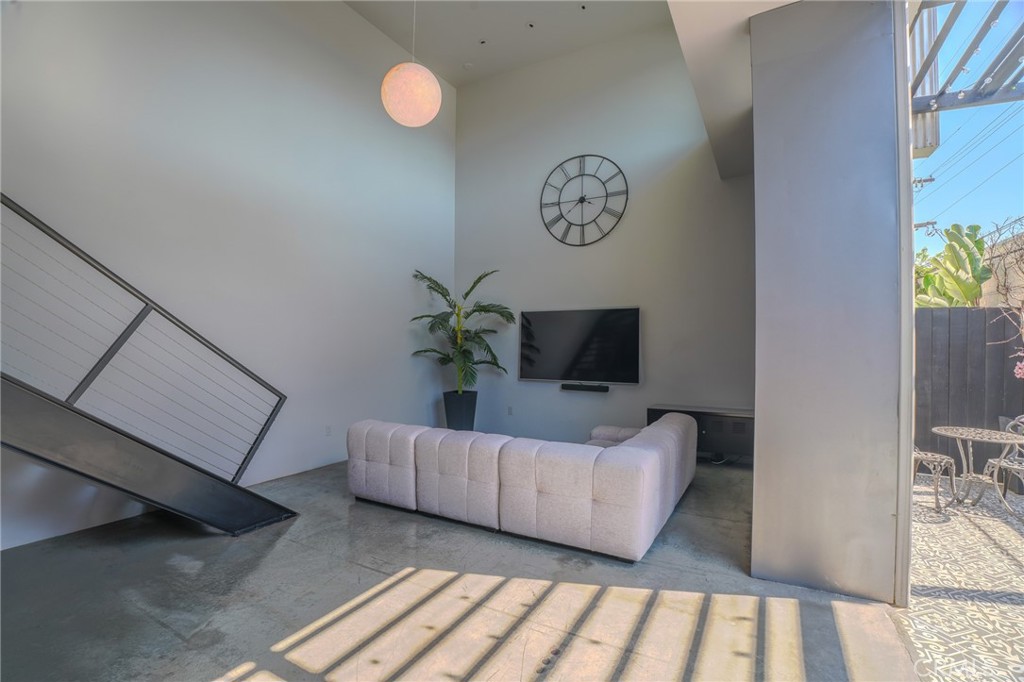 West Hollywood, California, 90046, United States, 1 Bedroom Bedrooms, ,2 BathroomsBathrooms,Residential,For Sale,1913666