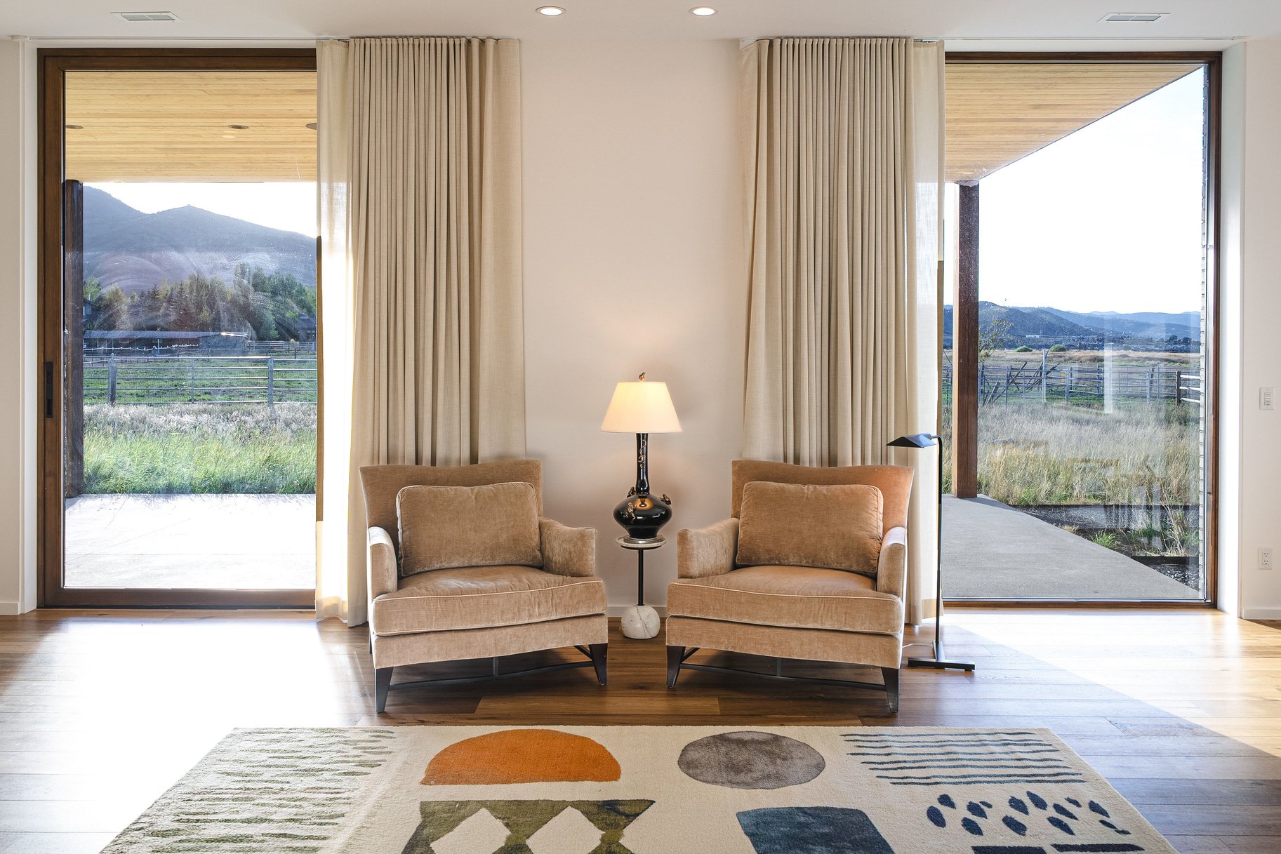  Single-Level Modern at Old Ranch Road Surrounded by Meadow and Mountain Views - 物件實景