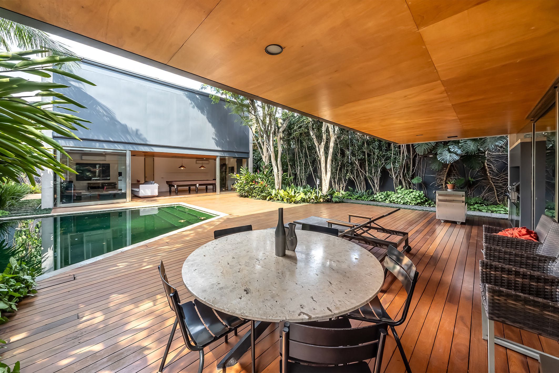  Contemporary home with open layout and outdoor living surrounded by greenery - 物件實景