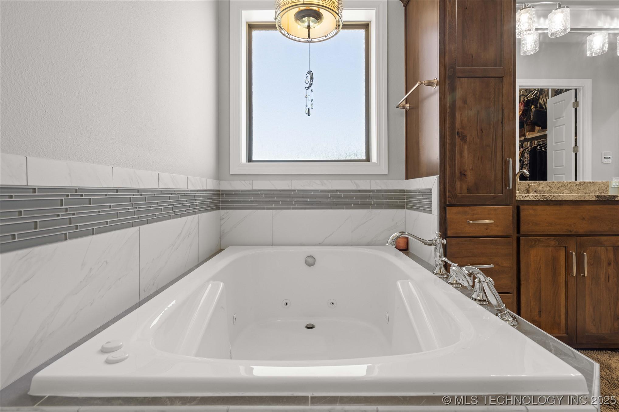 Fort Gibson, Oklahoma, 74434, United States, 4 Bedrooms Bedrooms, ,4 BathroomsBathrooms,Residential,For Sale,2005878