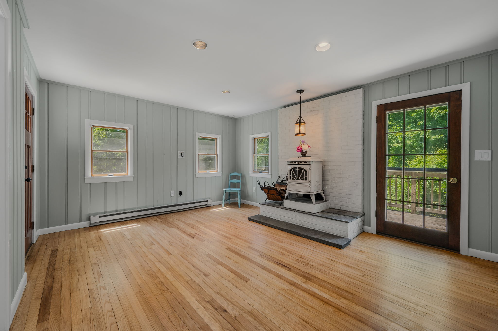  Find privacy and charm in this beautifully updated Waterford home. - 物件實景