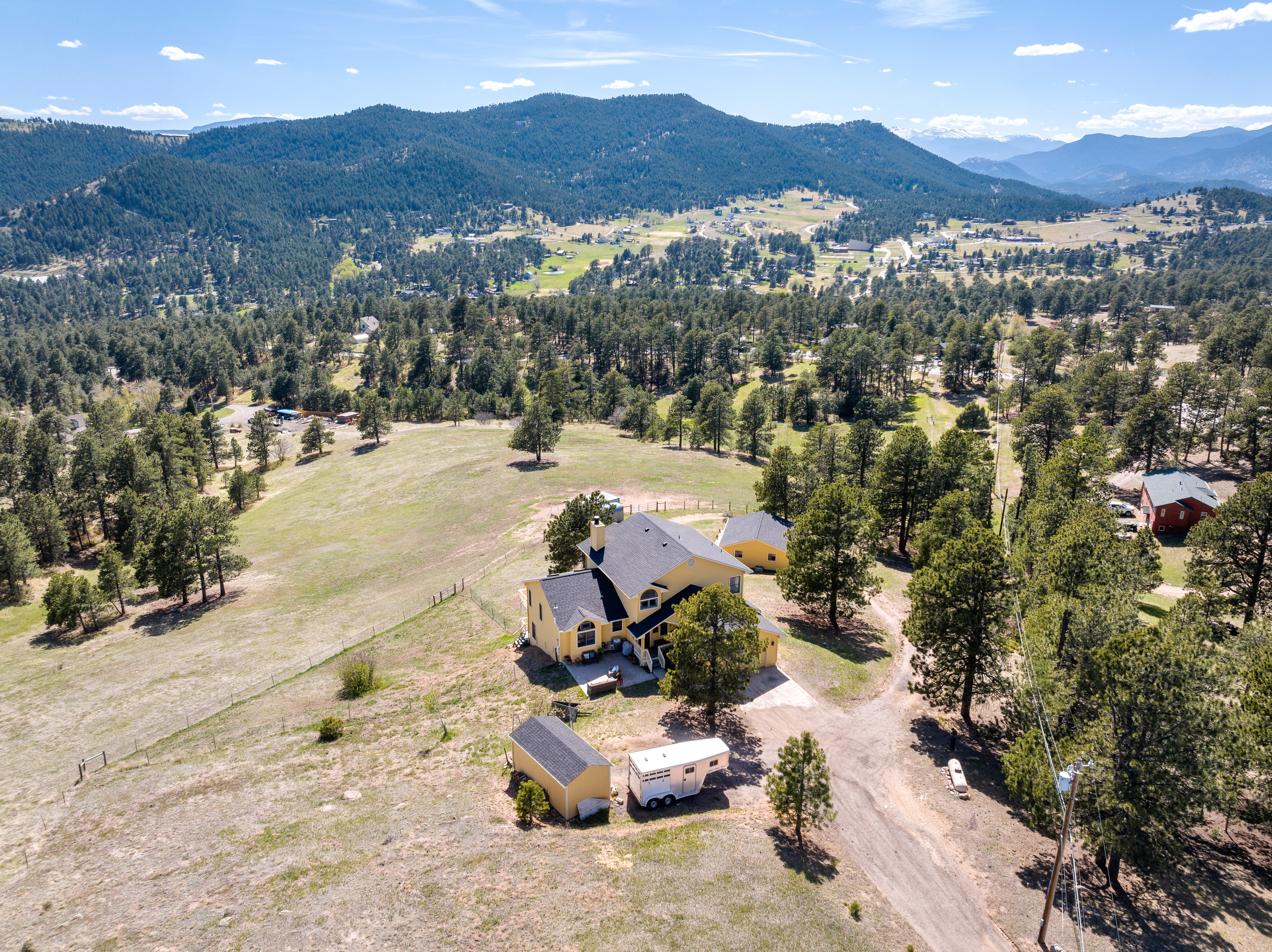  Tucked into the Foothills of the Rocky Mountains your majestic paradise awaits - 物件實景
