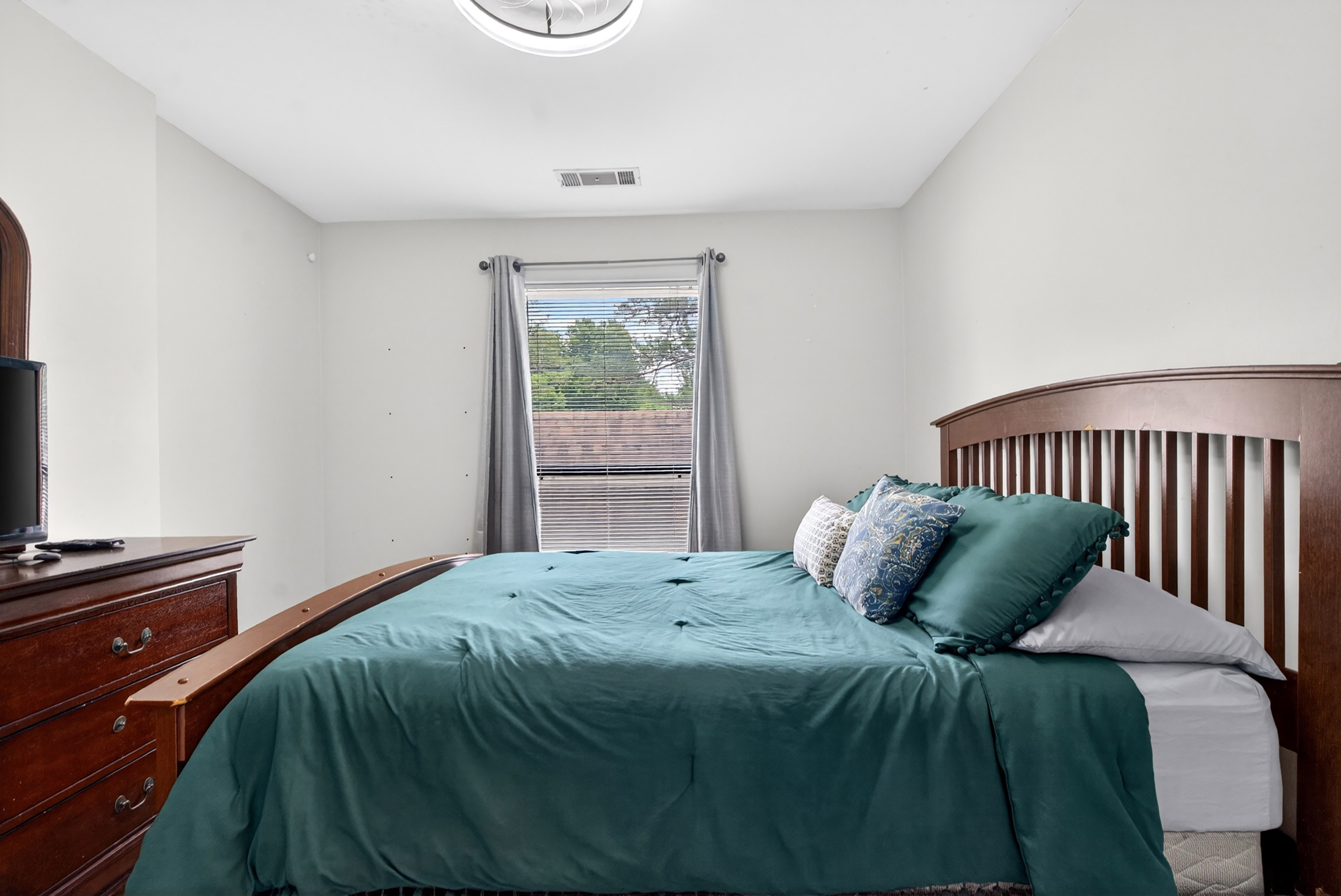  Townhouse-style Condo Offers Solid Value and Strong Upside Potential - 物件實景