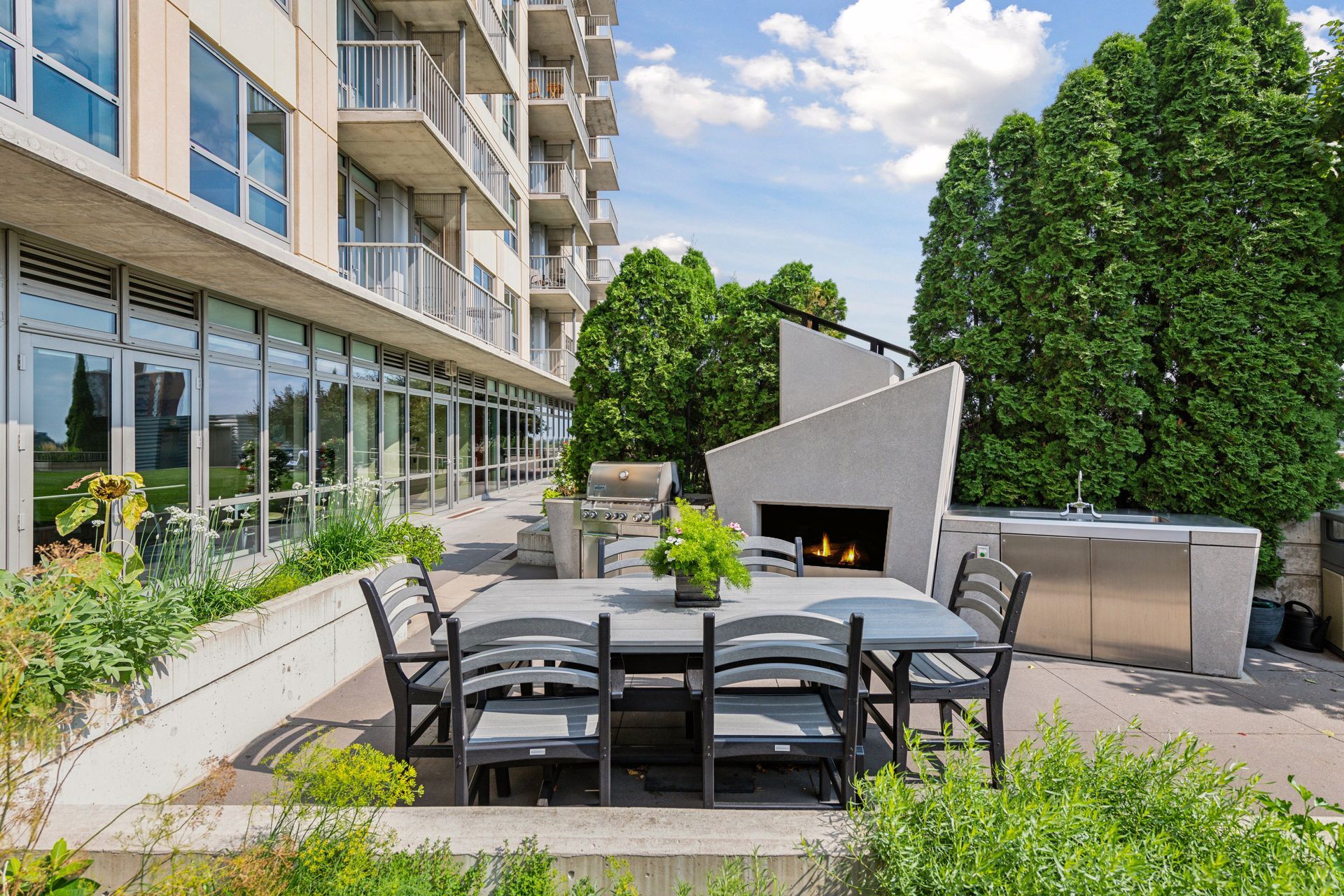  Skyline Views and Luxury Living in Vibrant Downtown Retreat - 物件實景