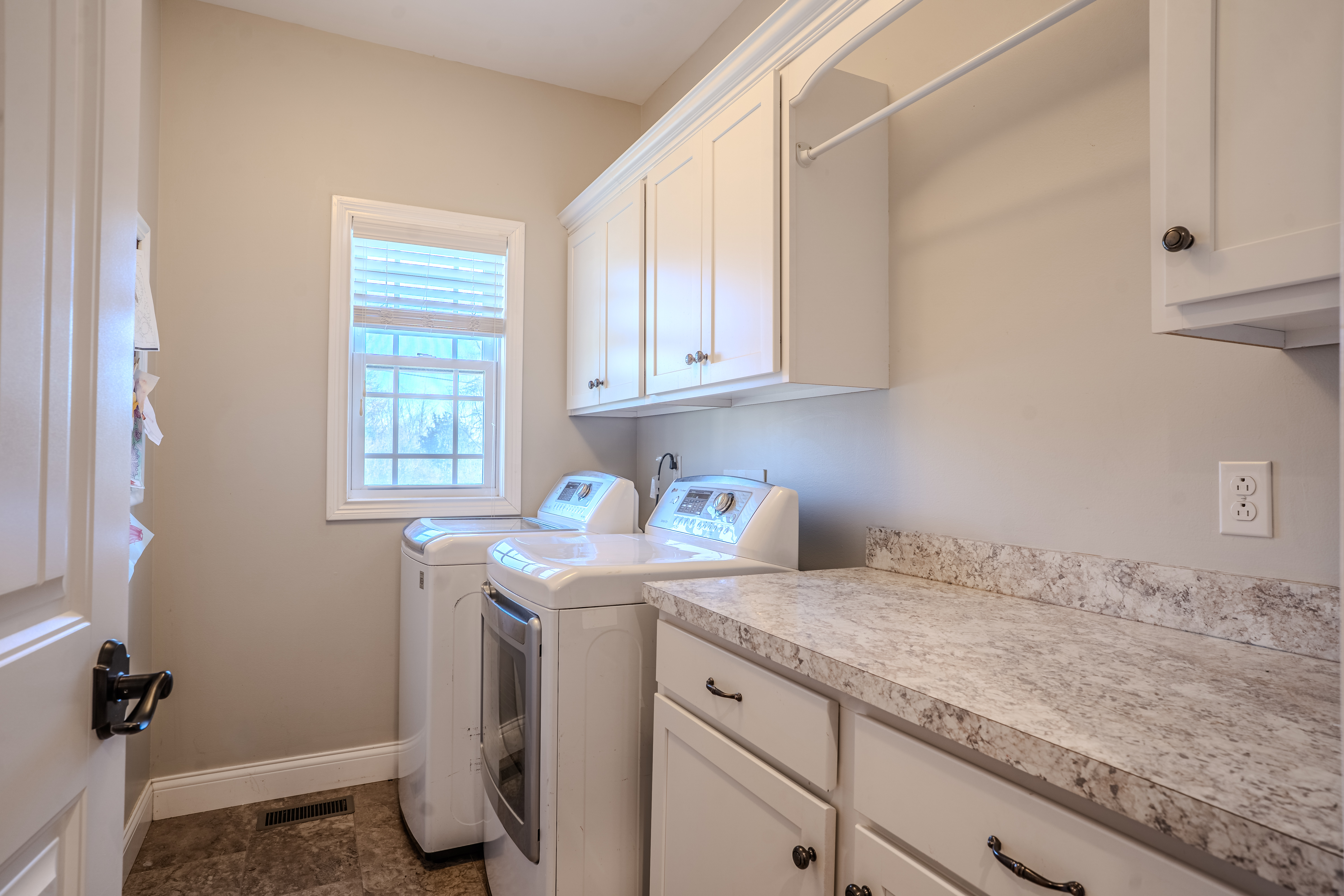 Frankfort, Kentucky, 40601, United States, 6 Bedrooms Bedrooms, ,3 BathroomsBathrooms,Residential,For Sale,2012095