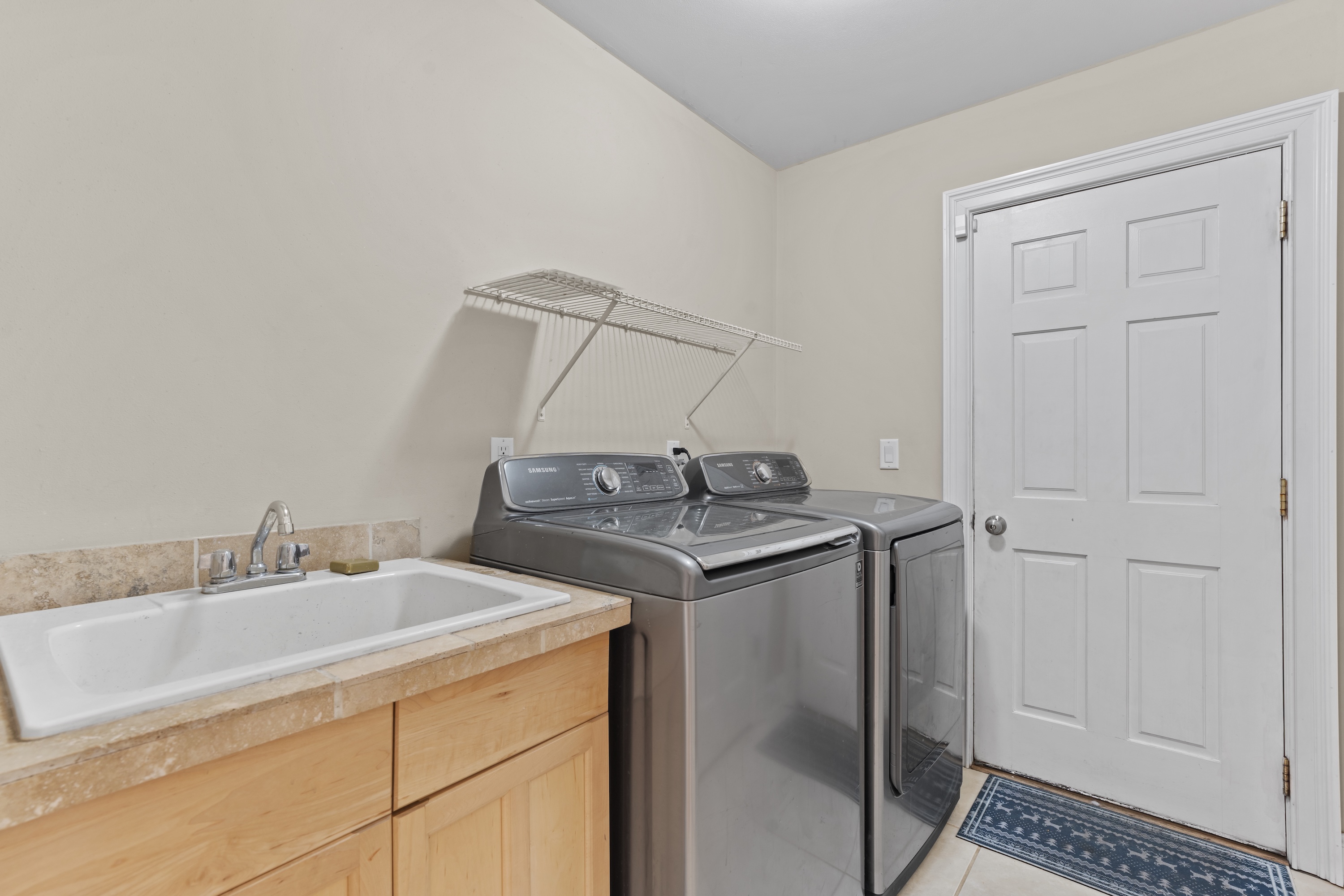  Desirable Pabst Farms Four Bedroom Colonial - 物件實景