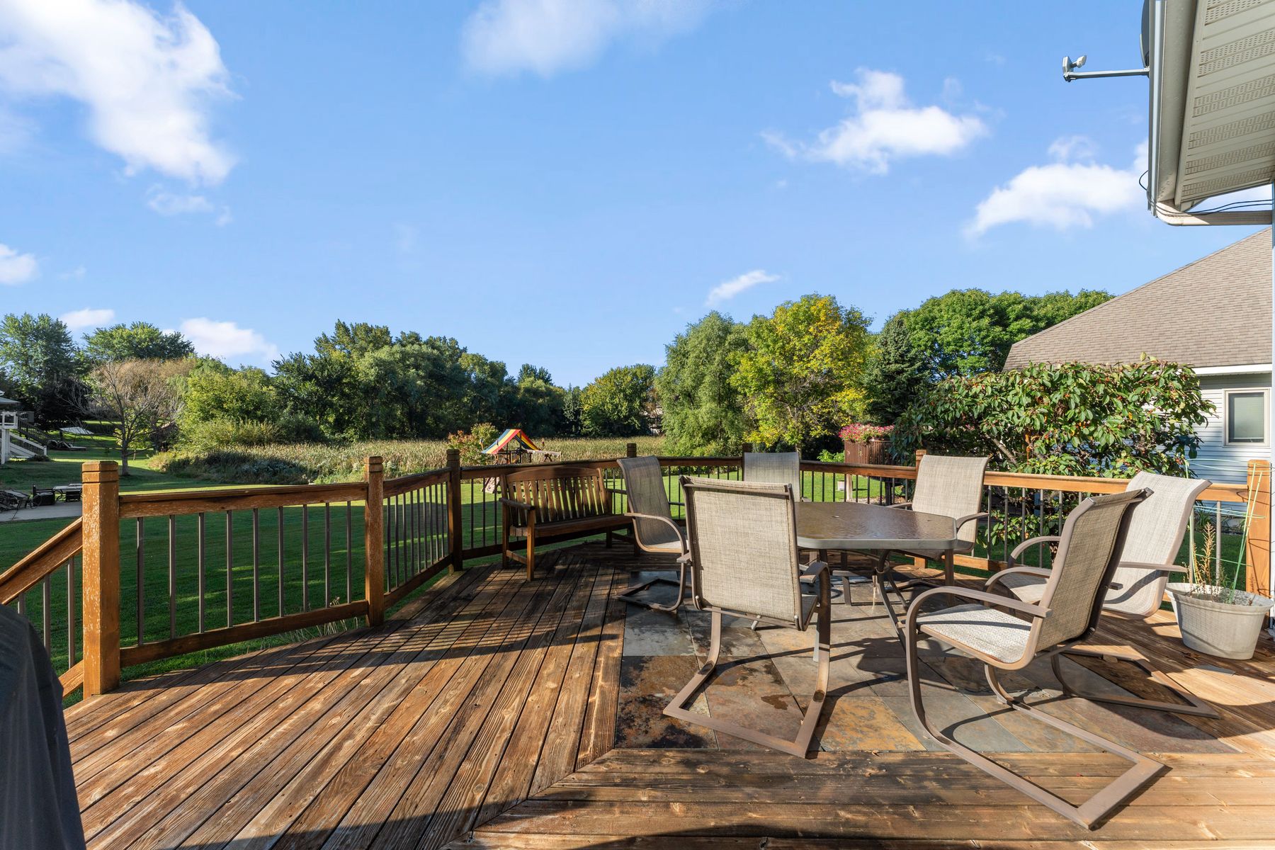  Updated Modified Two-Story on a Spacious Corner Lot - 物件實景