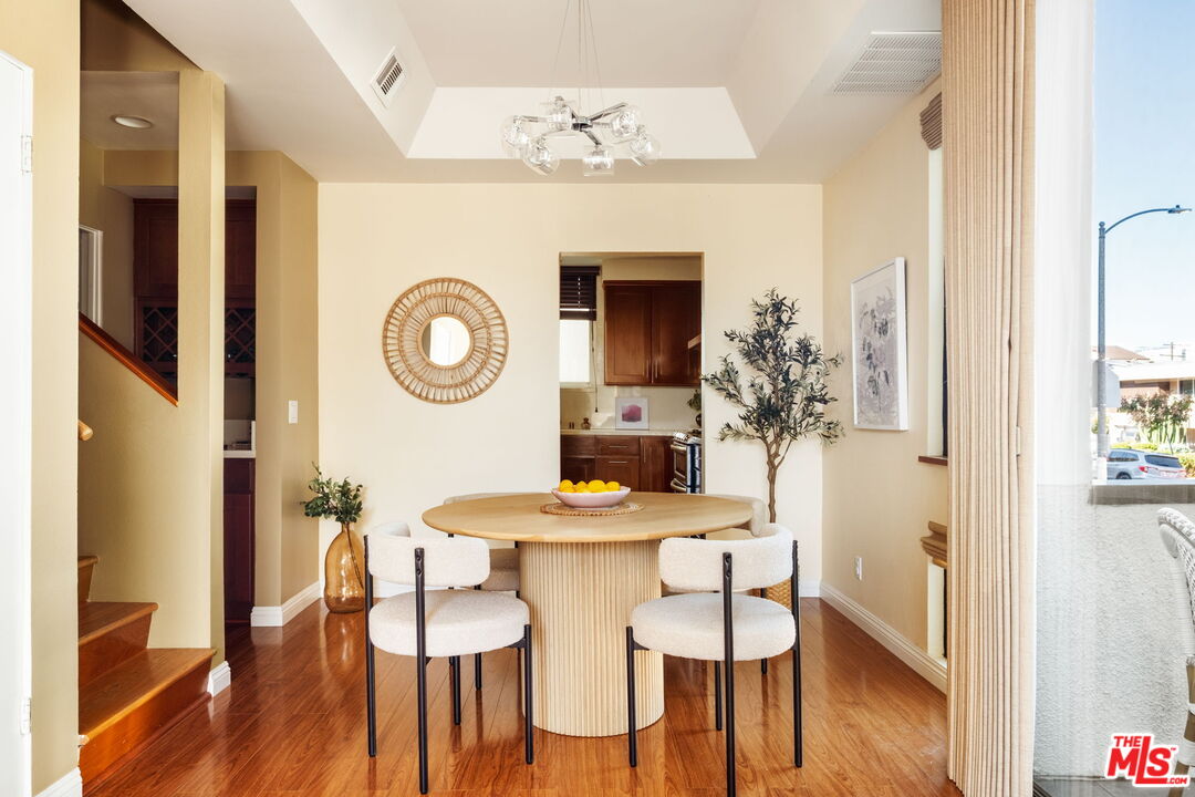 Los Angeles, California, 90034, United States, 2 Bedrooms Bedrooms, ,3 BathroomsBathrooms,Residential,For Sale,1991058