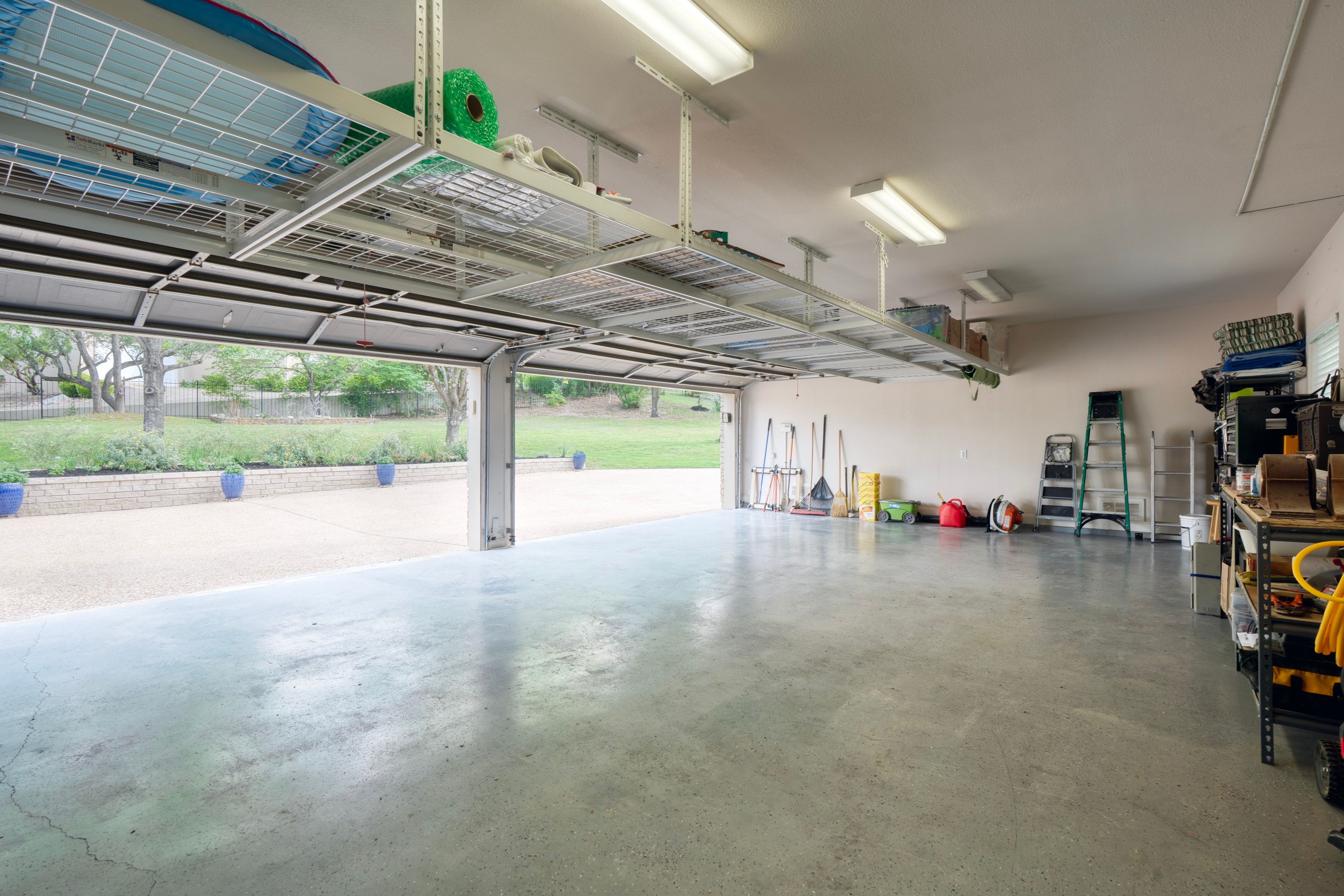  Spacious Estate with Poolside Views - 物件實景