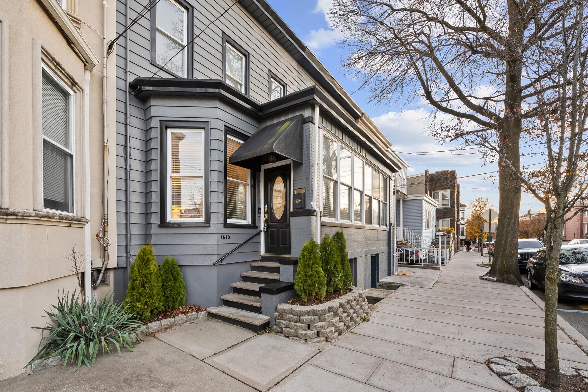 Union City, New Jersey, 07087, United States, 3 Bedrooms Bedrooms, ,2 BathroomsBathrooms,Residential,For Sale,2002067