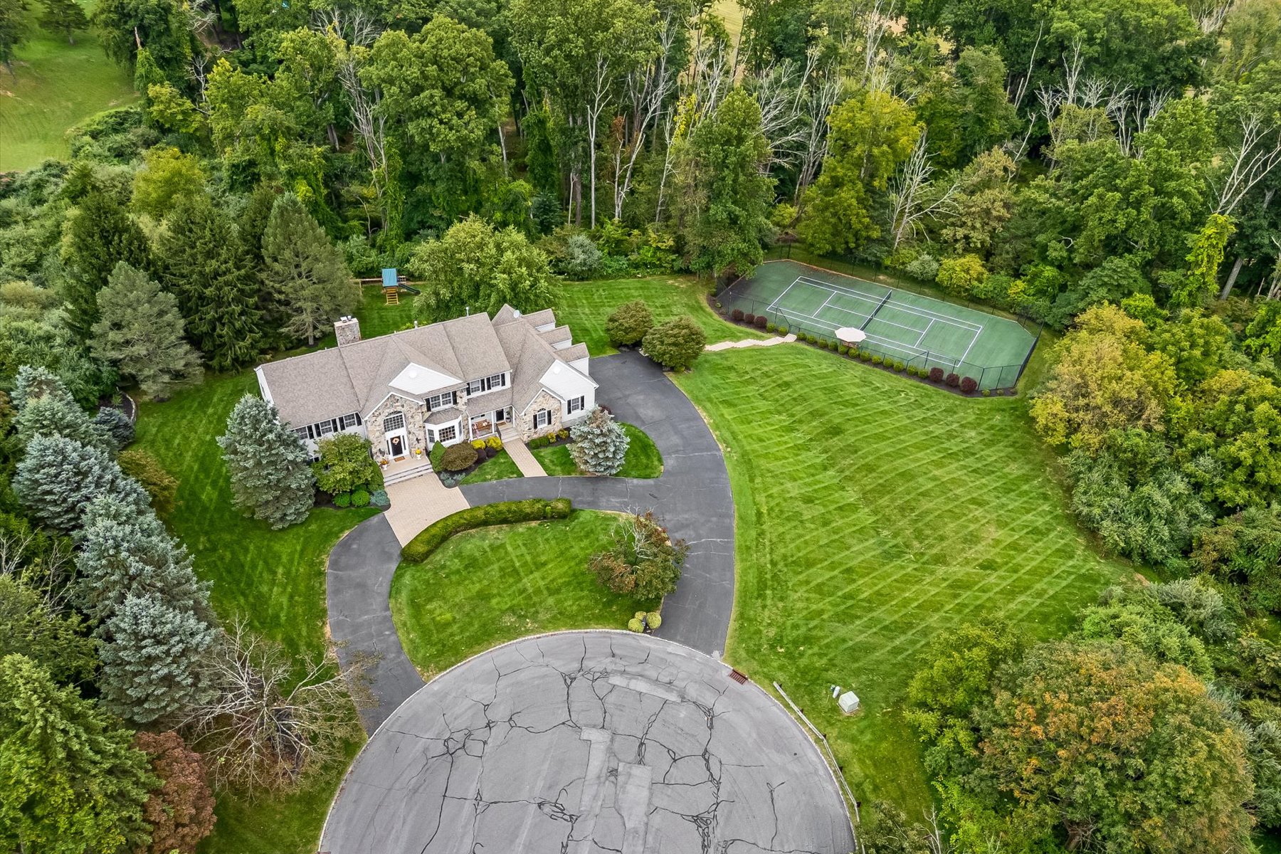 ?Beacon Hill? Meticulously Maintained Neigborhood Colonial - 物件實景