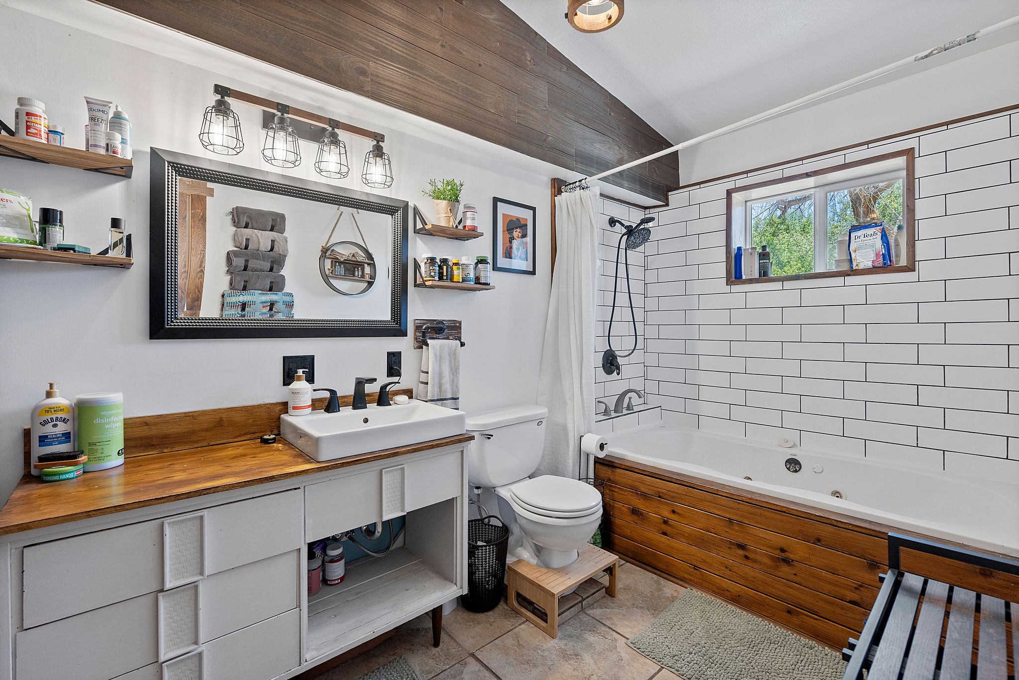 Prineville, Oregon, 97754, United States, 3 Bedrooms Bedrooms, ,2 BathroomsBathrooms,Residential,For Sale,1865780