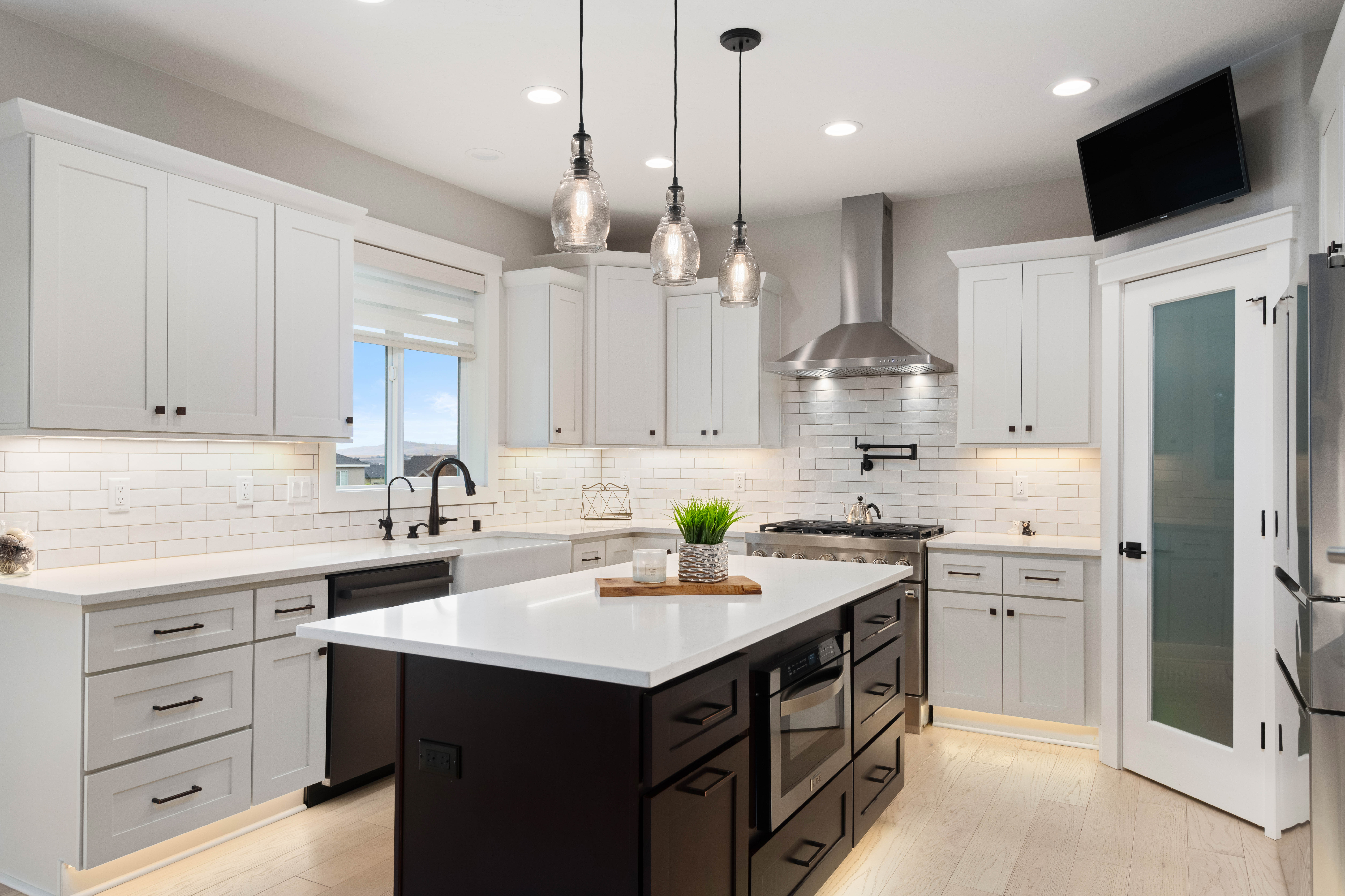  Extravagant, Luxury Living with 2,880 sq ft Garage - 物件實景