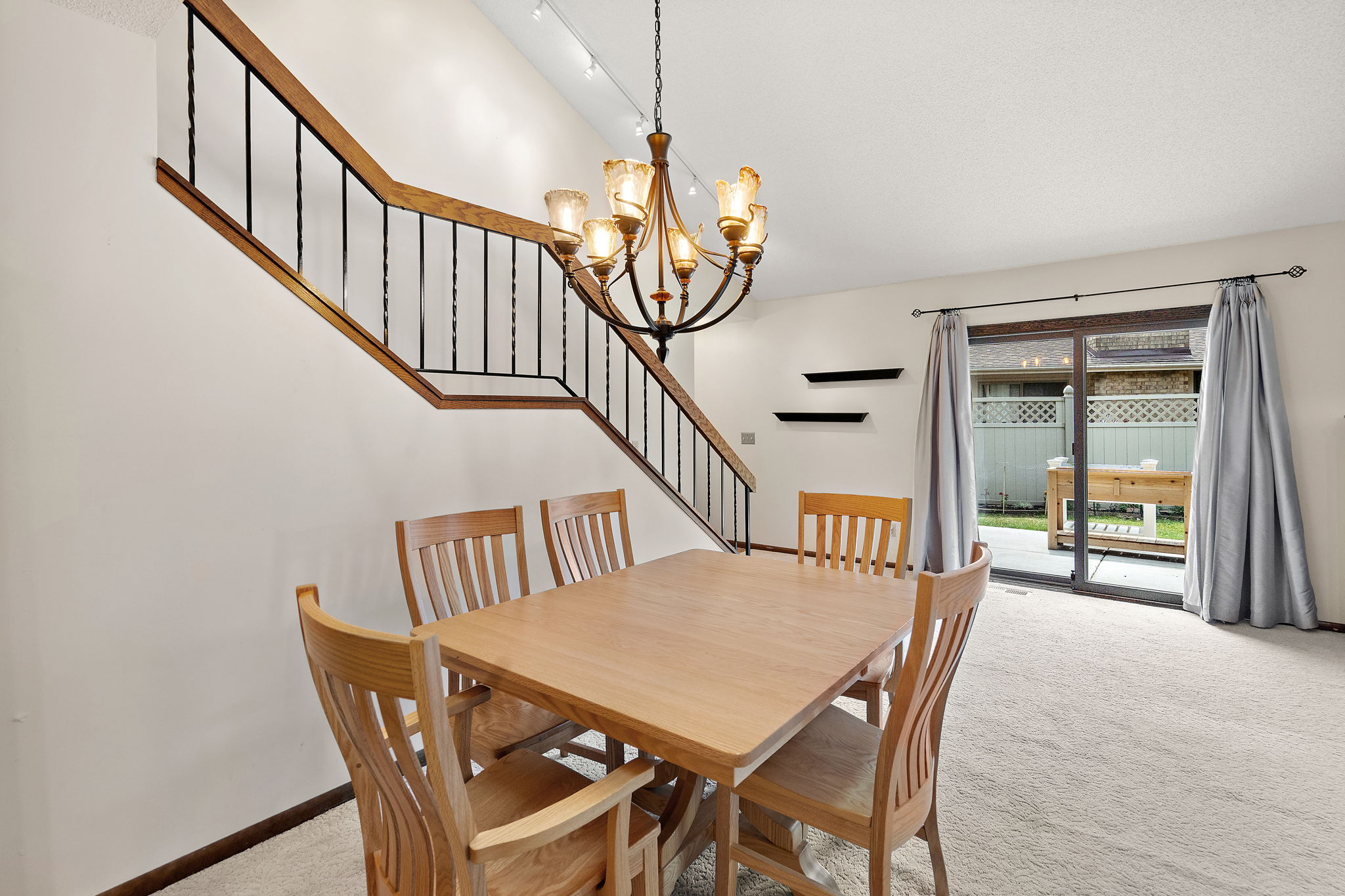  Light-Filled Loft in Desirable Woodbury - 物件實景