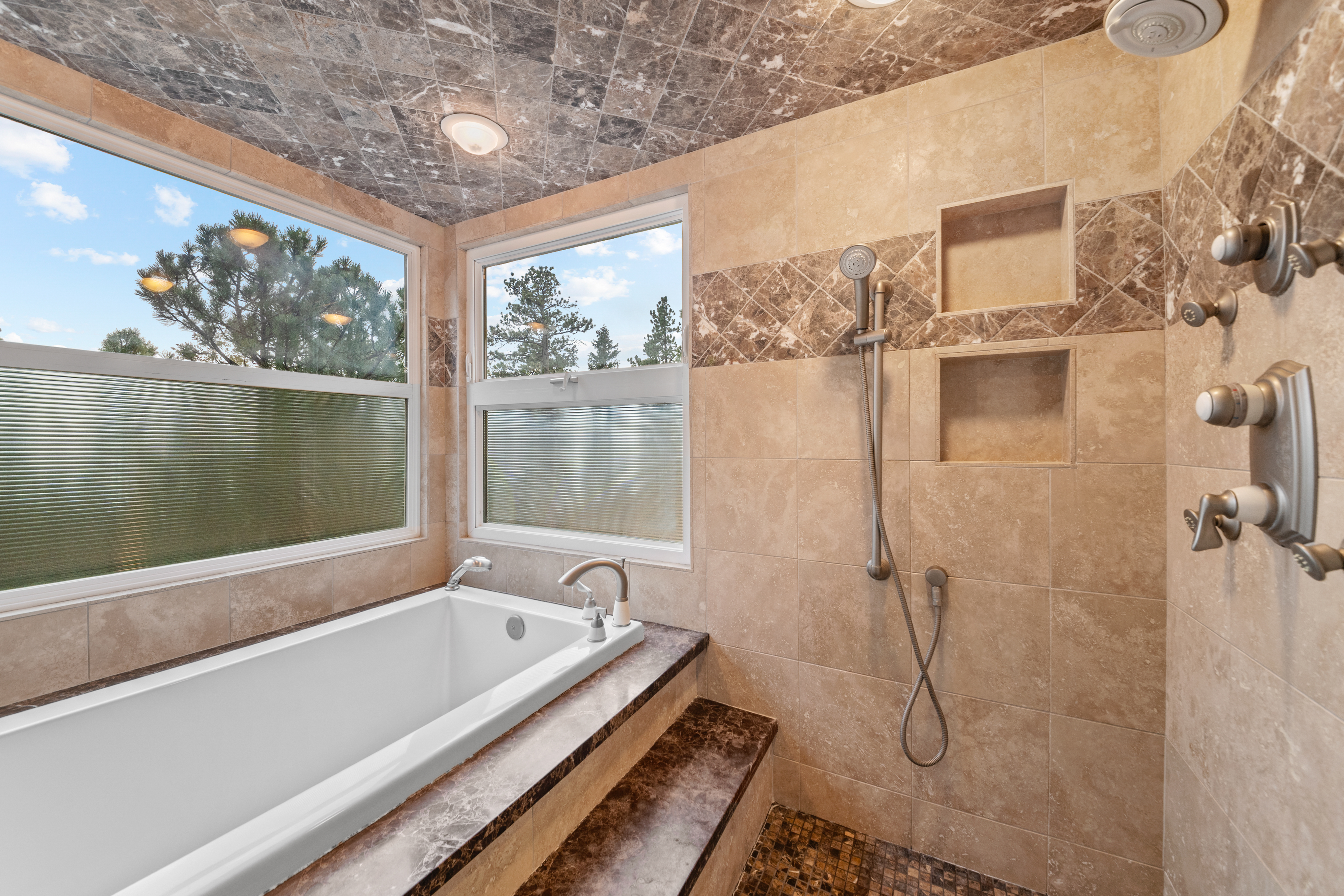  Refined Mountain Living in the Coveted Troutdale Enclave of North Evergreen - 物件實景