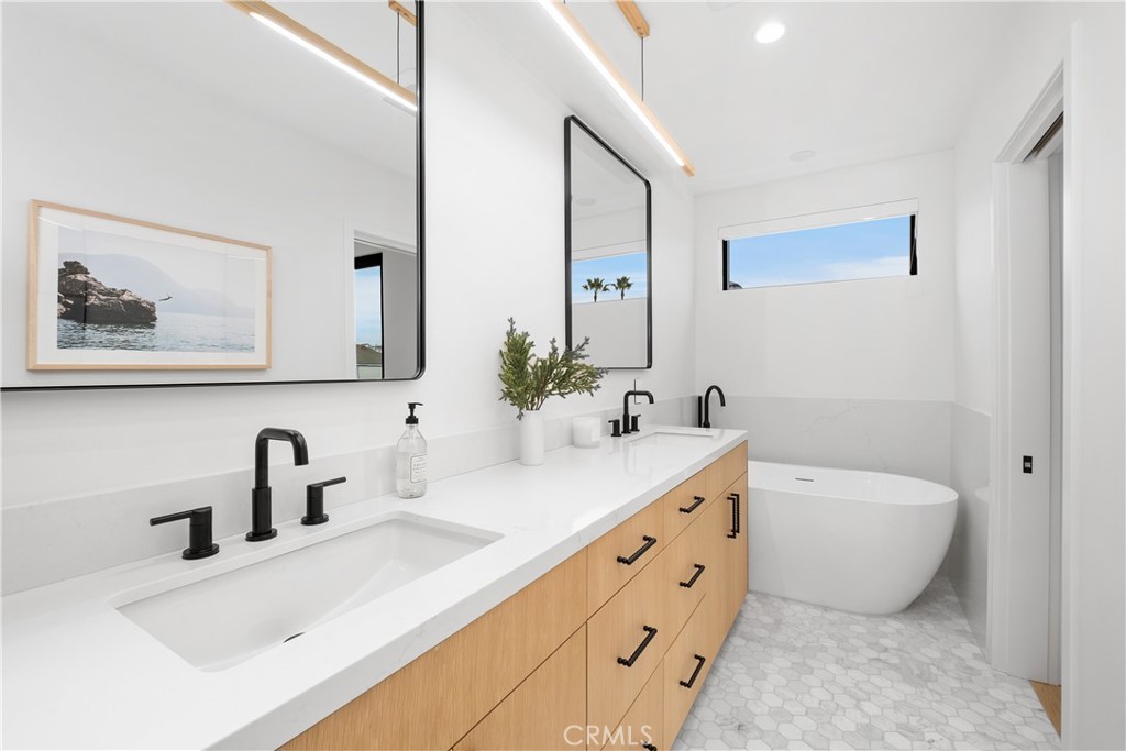 Newport Beach, California, 92663, United States, 5 Bedrooms Bedrooms, ,6 BathroomsBathrooms,Residential,For Sale,1993408