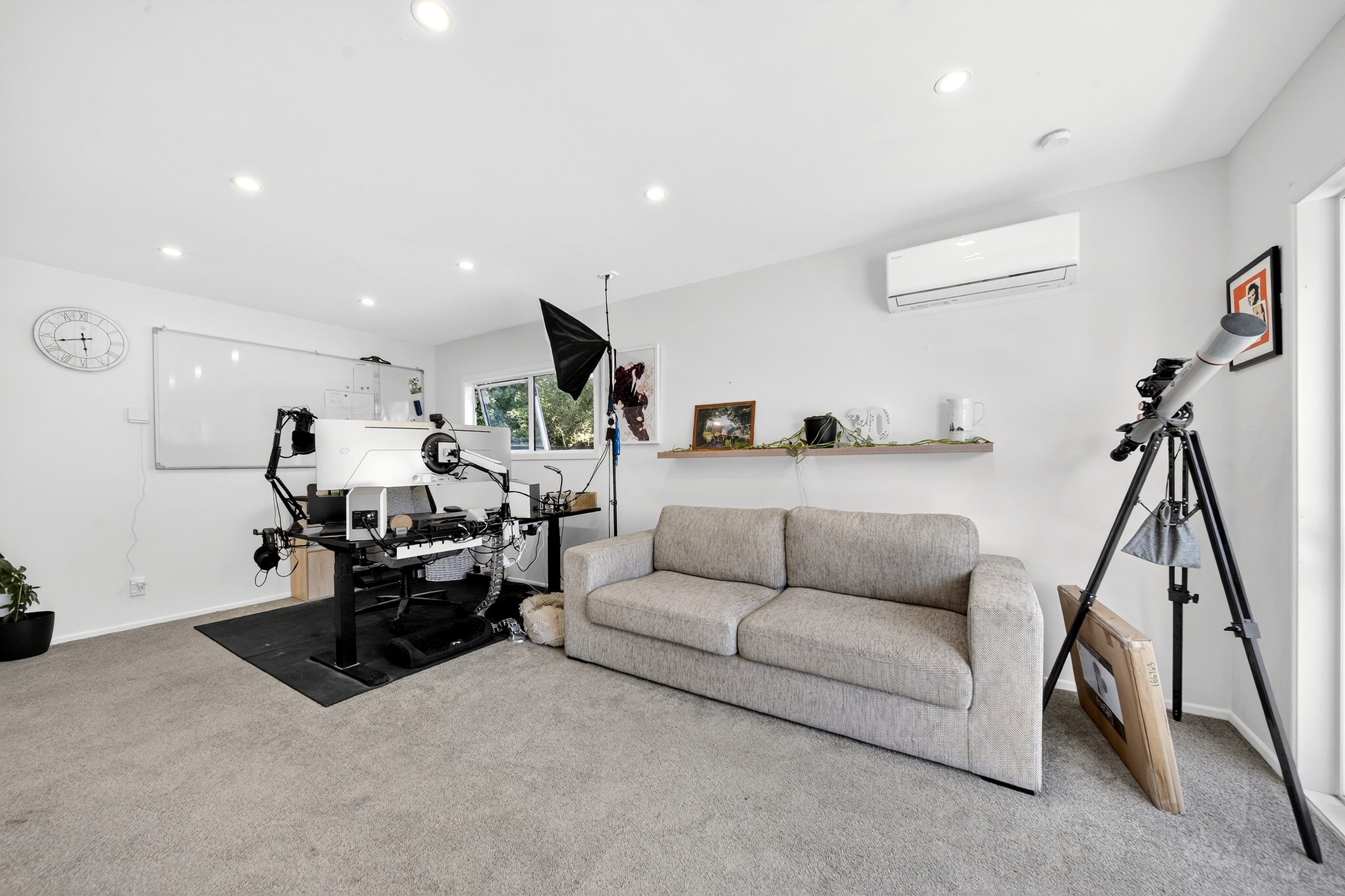  Family Living with Poolside Entertaining - 物件實景