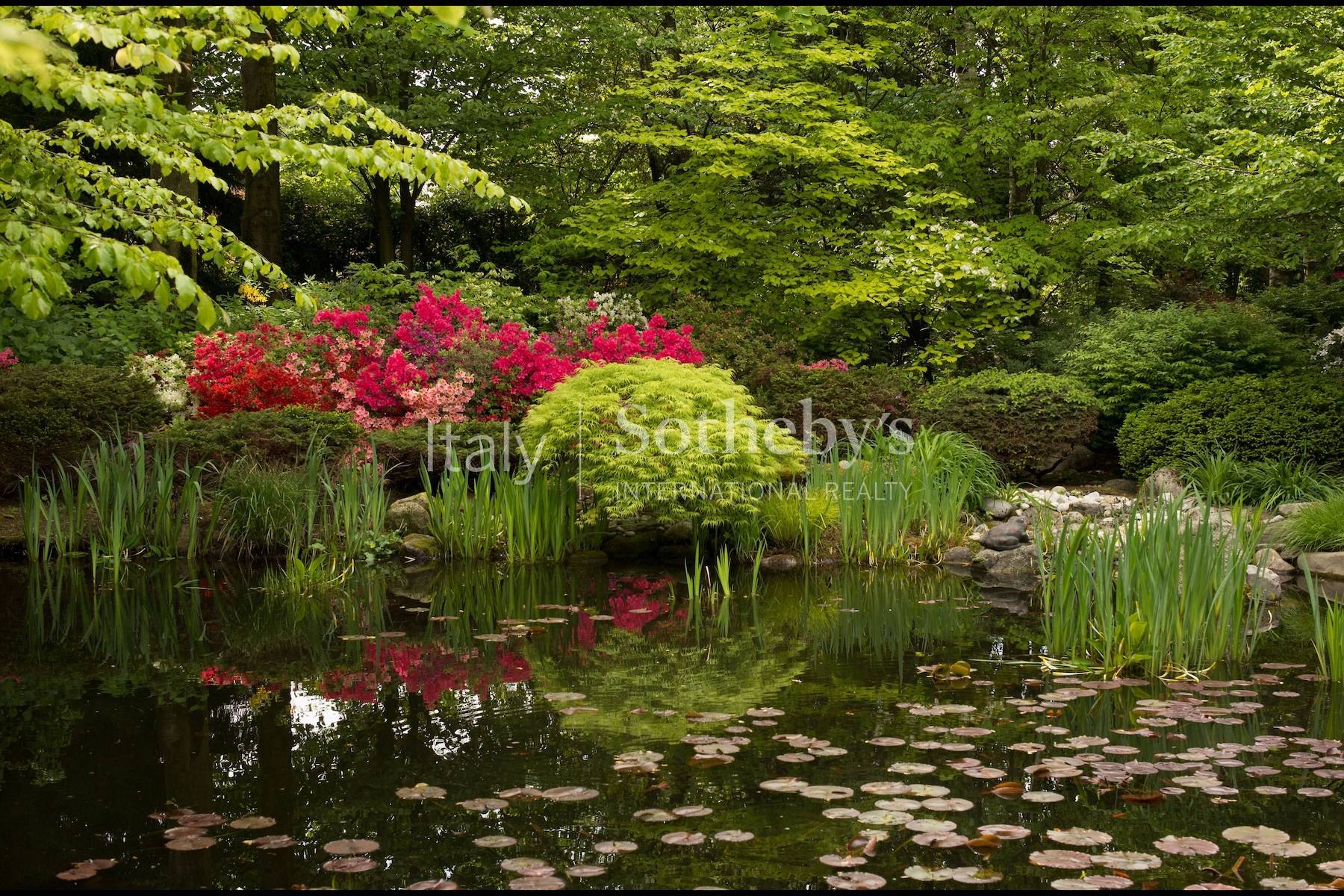  Prestigious residence with a magnificent landscaped garden. - 物件實景