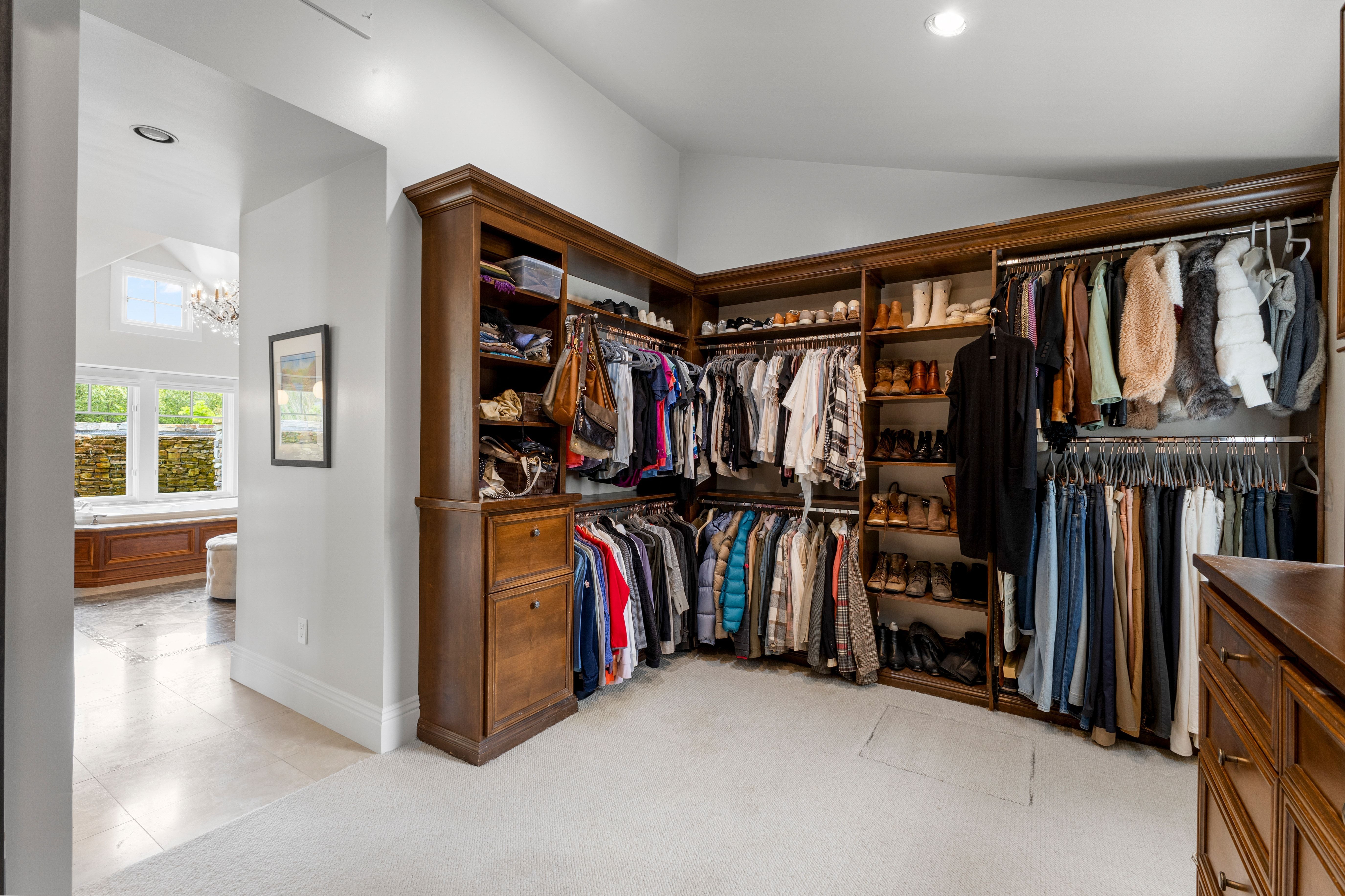  A Private One-Acre Compound Defined by Craftsmanship, Scale and Resort Living - 物件實景