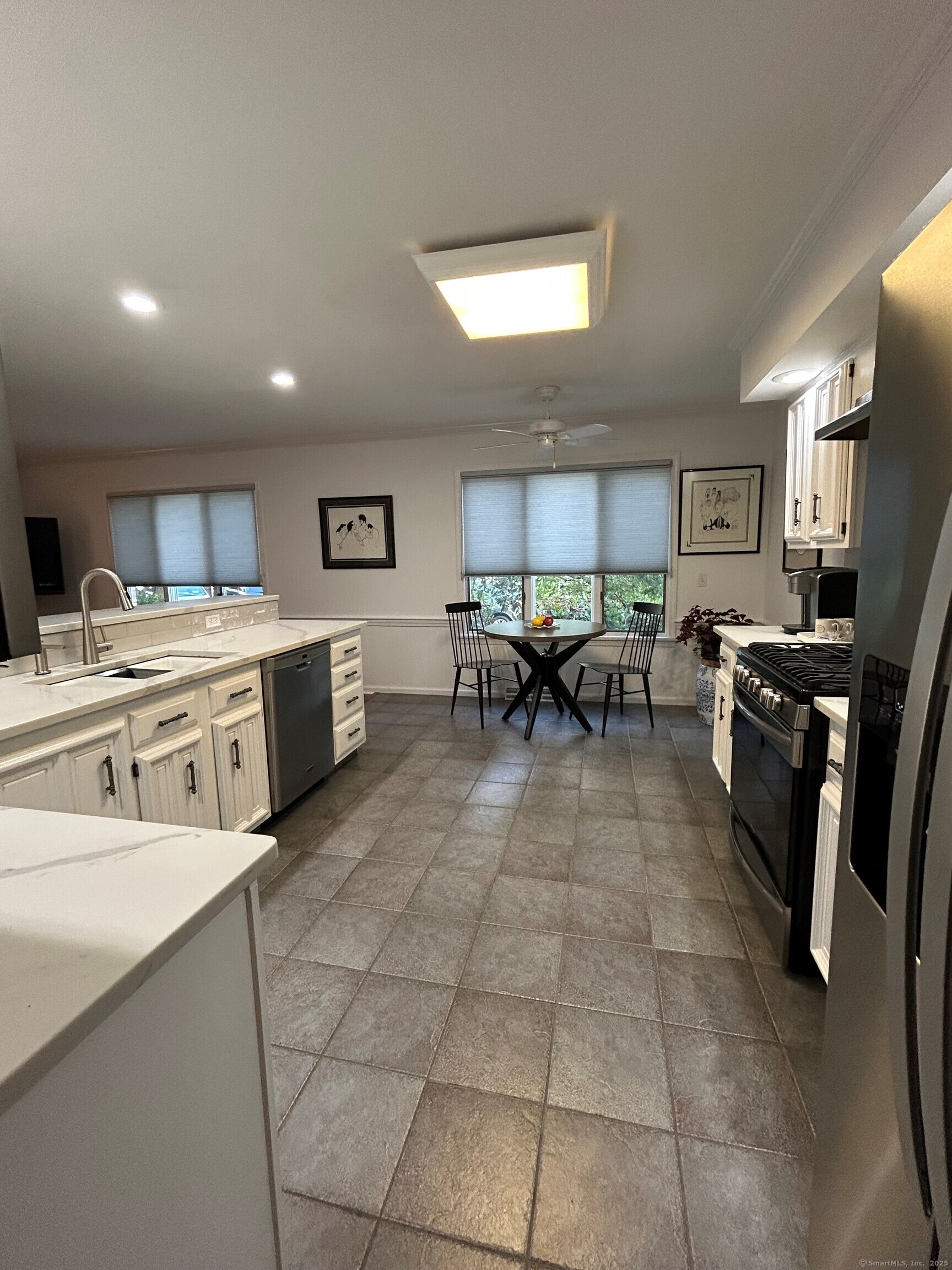 Stratford, Connecticut, 06614, United States, 2 Bedrooms Bedrooms, ,3 BathroomsBathrooms,Residential,For Sale,1885331
