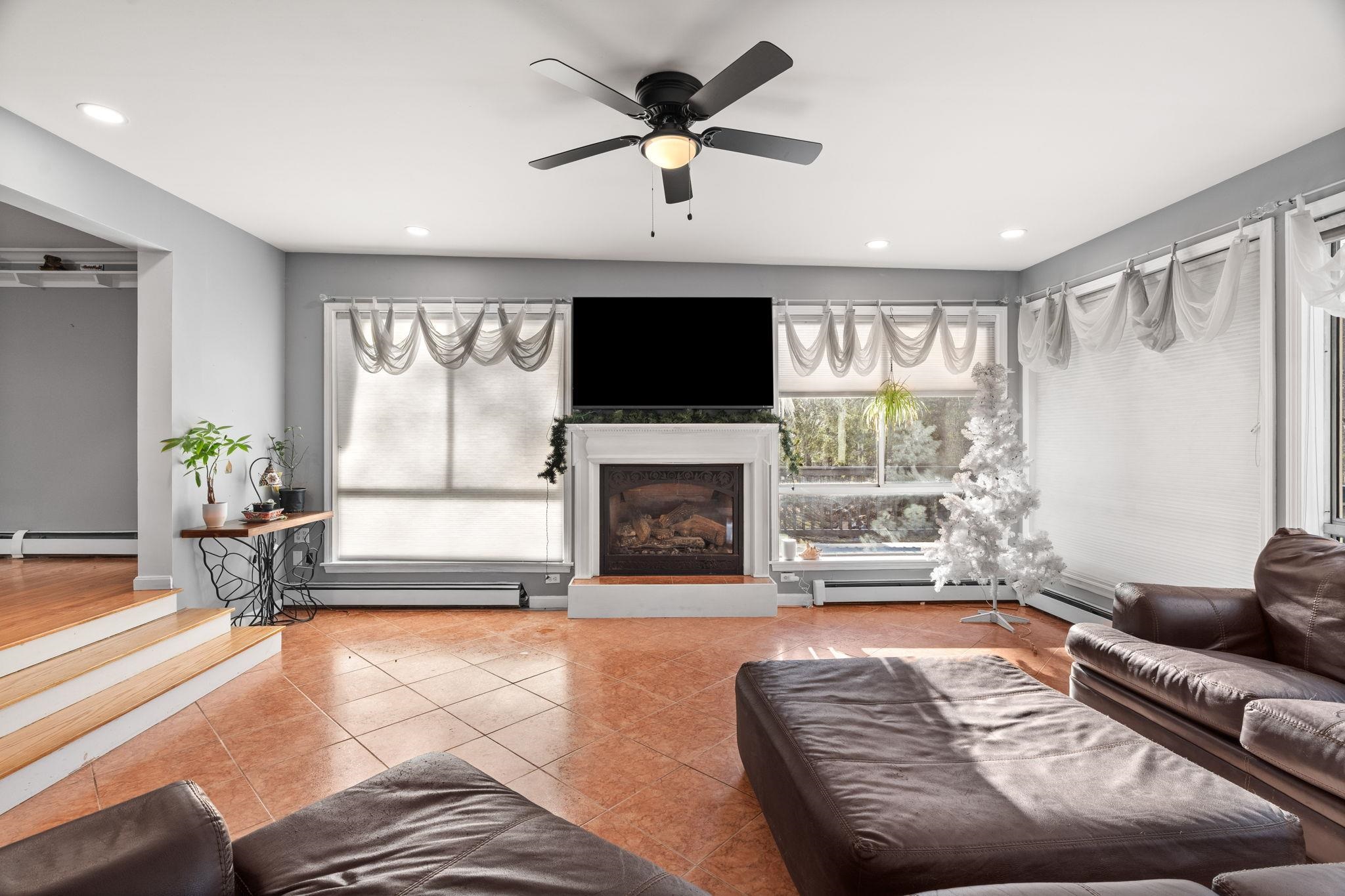 Plaistow, New Hampshire, 03865, United States, 4 Bedrooms Bedrooms, ,1 BathroomBathrooms,Residential,For Sale,2001863