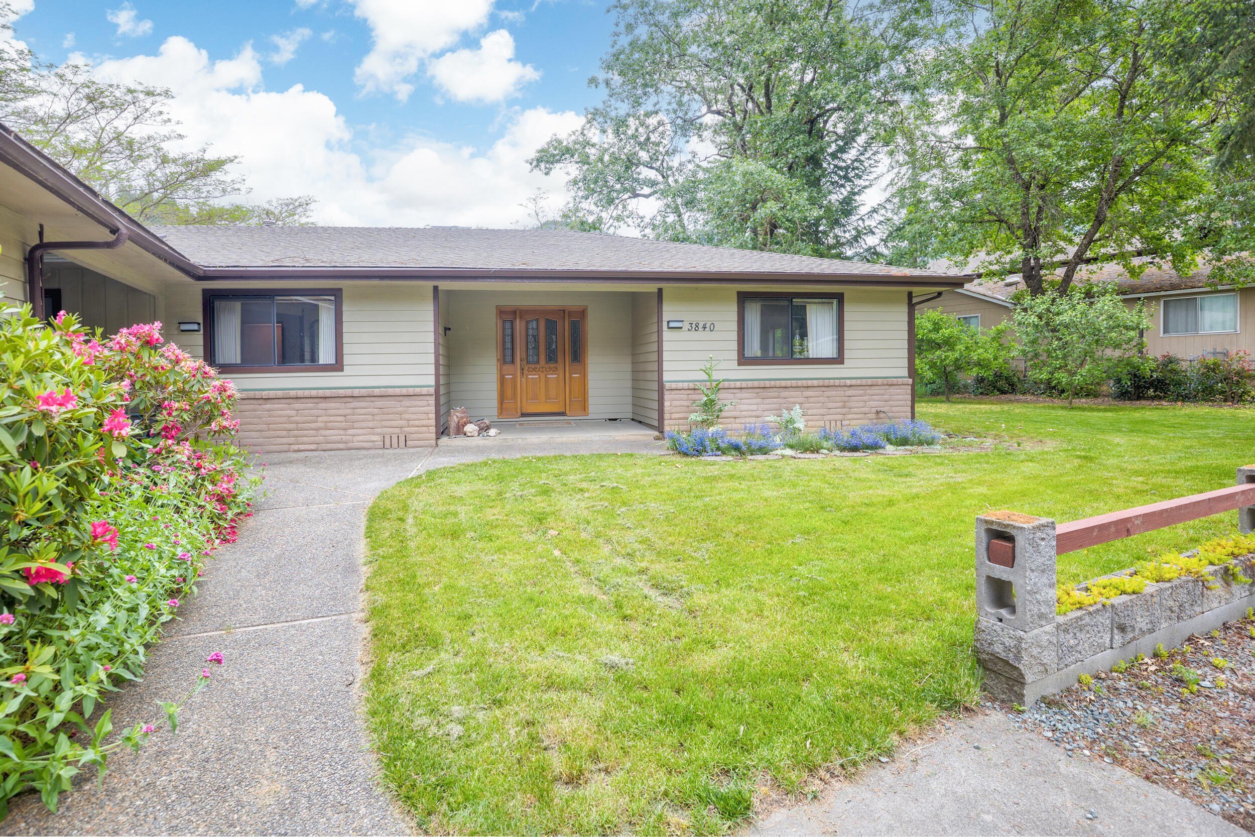 Grants Pass, Oregon, 97527, United States, 3 Bedrooms Bedrooms, ,3 BathroomsBathrooms,Residential,For Sale,1822817