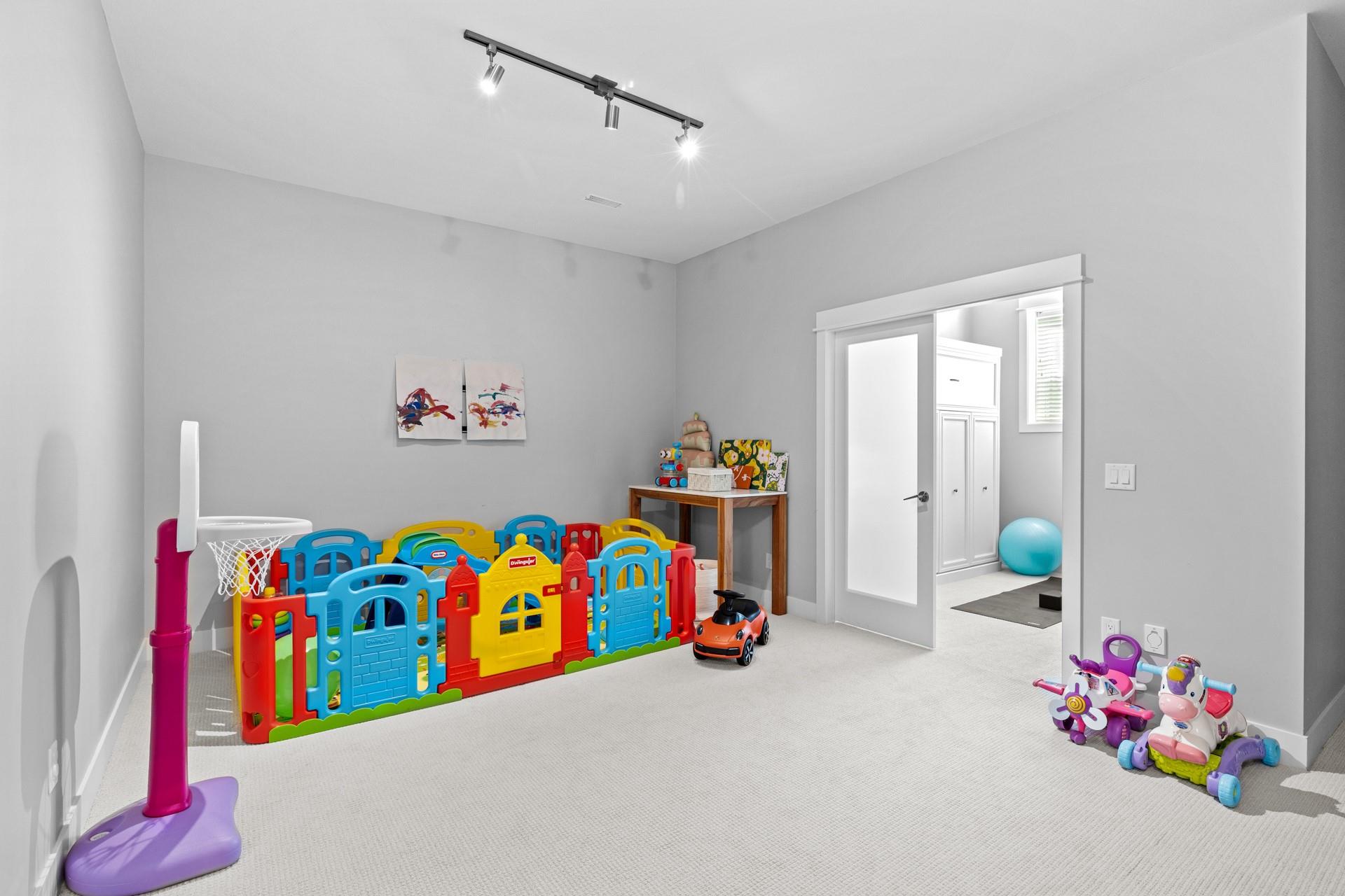 KELOWNA, British Columbia, V1W 5K2, CA, 5 Bedrooms Bedrooms, ,3 BathroomsBathrooms,Residential,For Sale,1960924