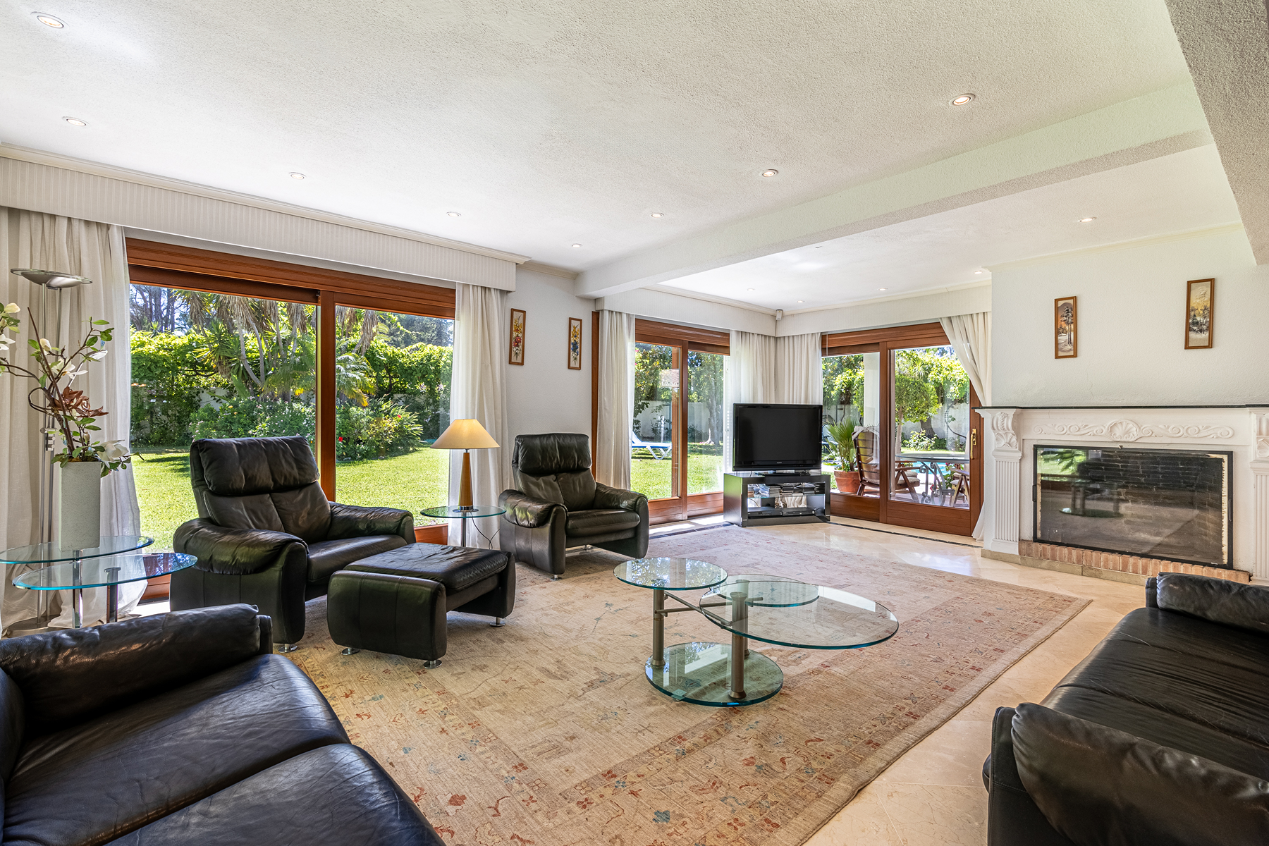  Beachside villa for refurbishment with expansive gardens on the New Golden Mile - 物件實景