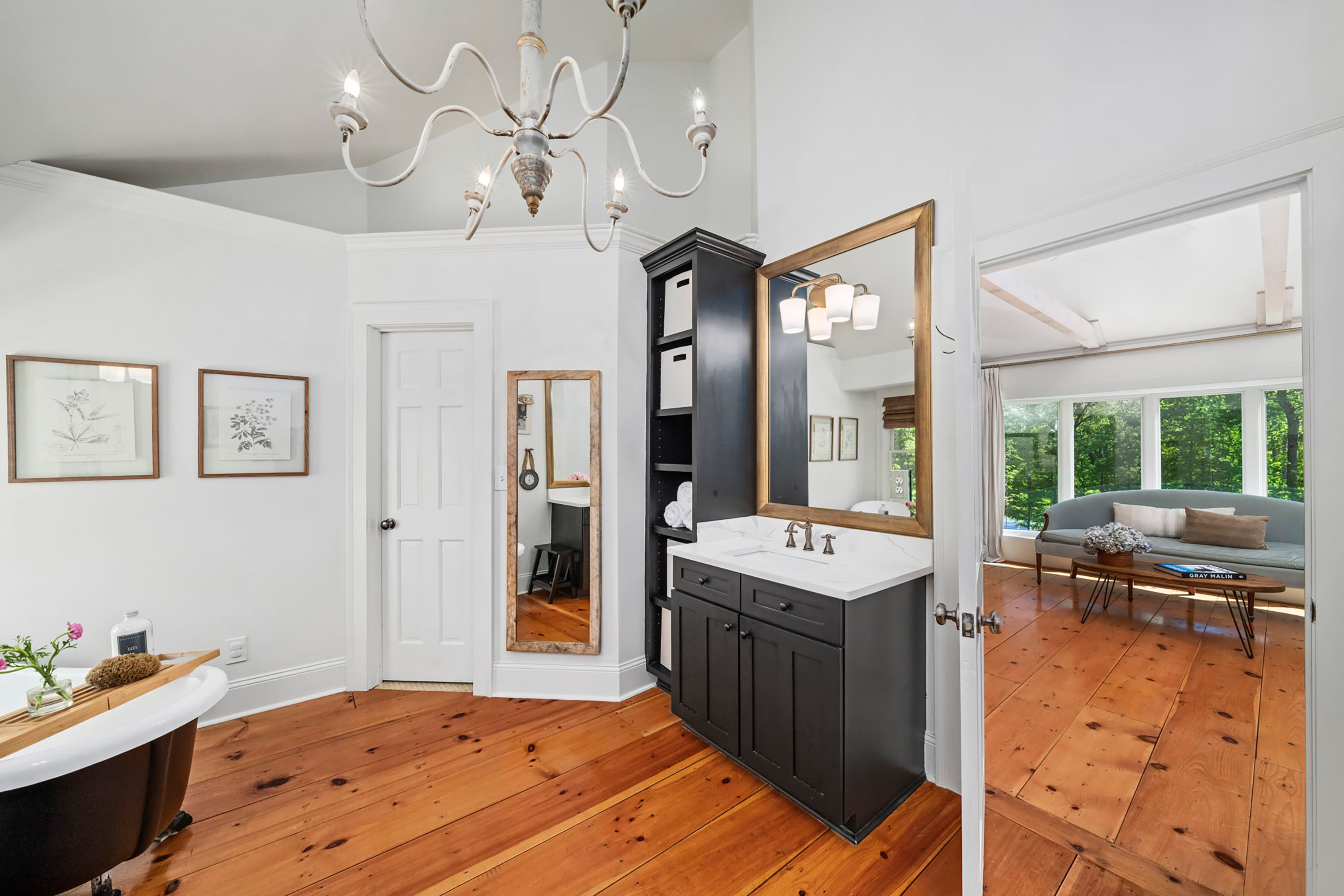  Live Timeless in Coveted Farmhouse on 4+ Private Gated Acres In Roswell - 物件實景