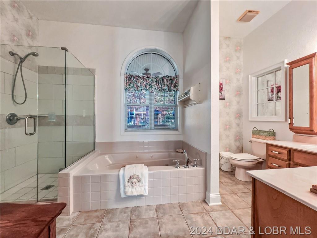 Camdenton, Missouri, 65020, United States, 5 Bedrooms Bedrooms, ,5 BathroomsBathrooms,Residential,For Sale,1850367