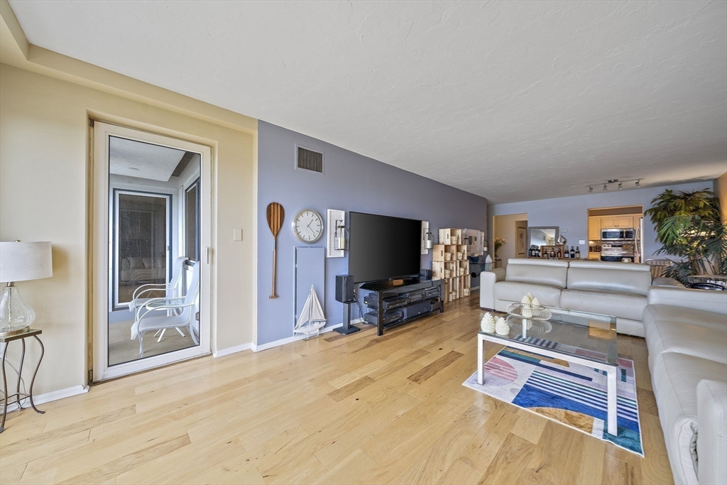 Quincy, Massachusetts, 02171, United States, 2 Bedrooms Bedrooms, ,2 BathroomsBathrooms,Residential,For Sale,1845437