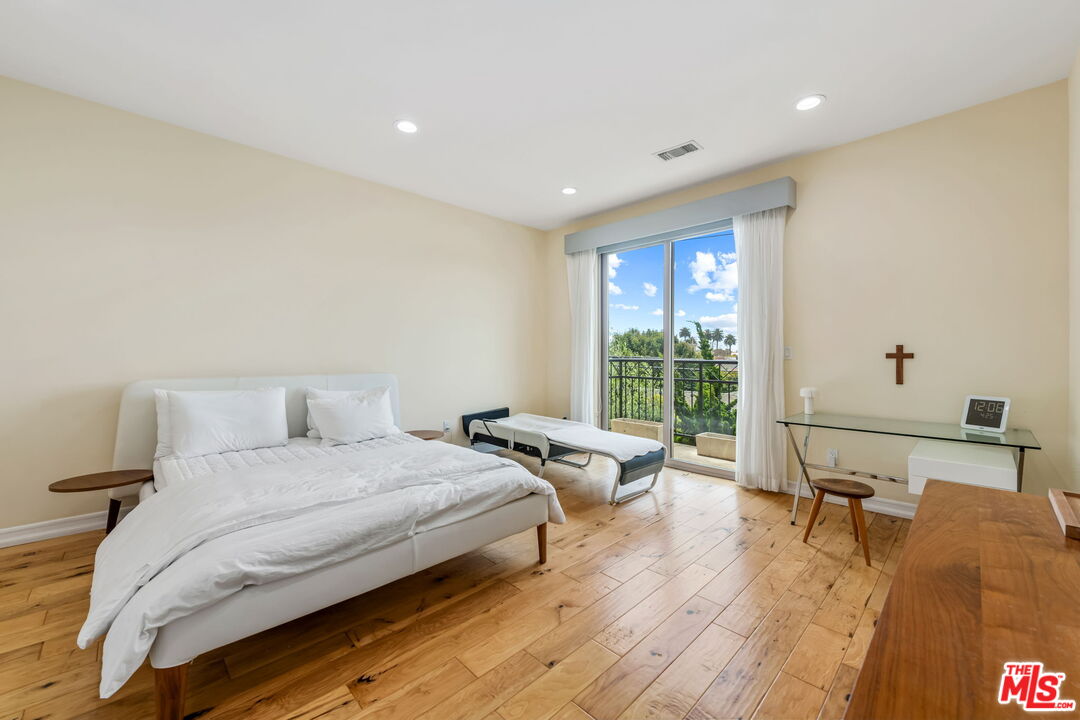 Los Angeles, California, 90025, United States, 6 Bedrooms Bedrooms, ,Residential,For Sale,1932013