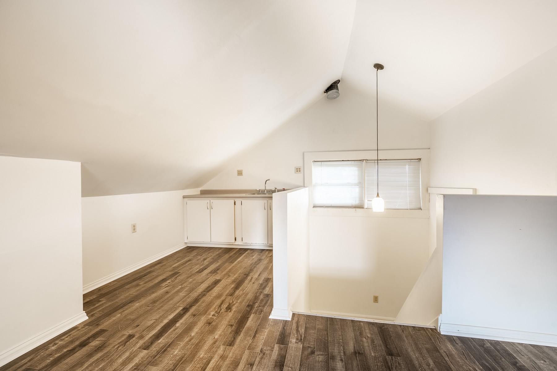  Charming Indianapolis Home with Stained Woodwork and Hardwood Floors - 物件實景