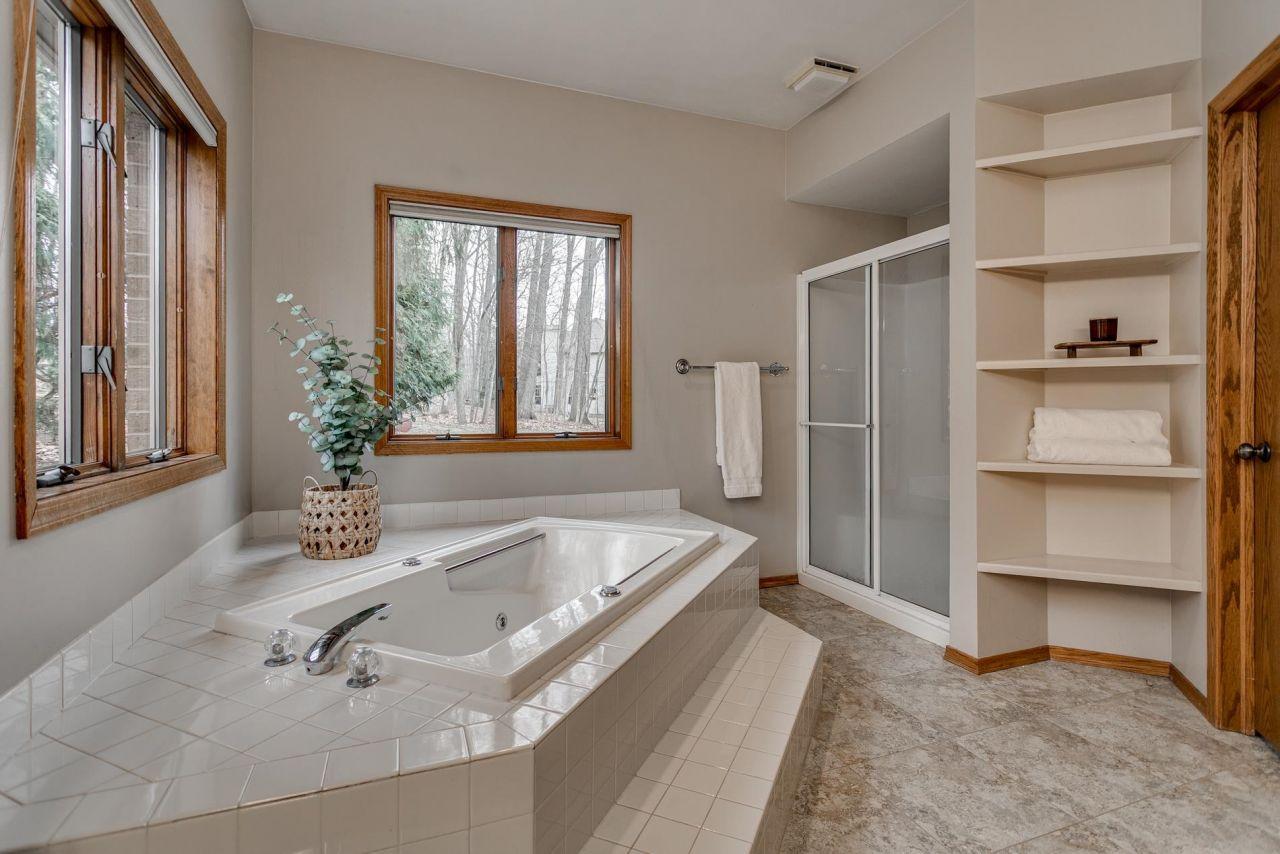 GREEN BAY, Wisconsin, 54313, United States, 5 Bedrooms Bedrooms, ,4 BathroomsBathrooms,Residential,For Sale,1768354