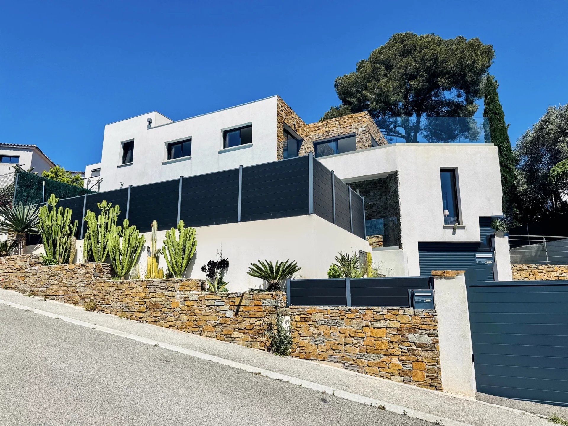 La Garde, Provence-Alpes-Côte d’Azur, 83130, FR, 4 Bedrooms Bedrooms, ,2 BathroomsBathrooms,Residential,For Sale,1867266