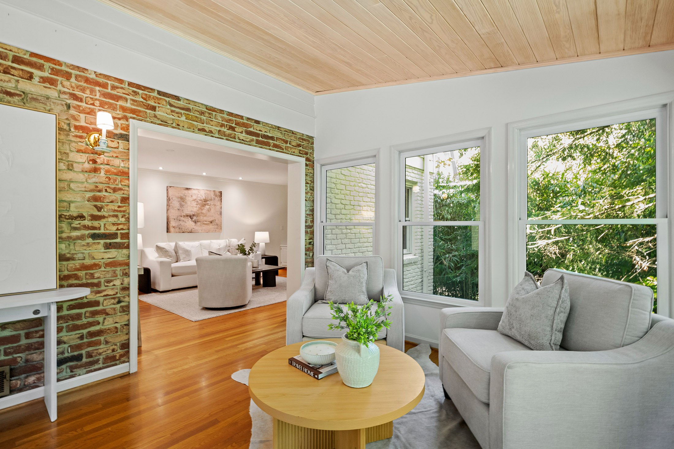  Timeless Character, Generous Living Spaces and a Quiet Cul-de-sac Location - 物件實景