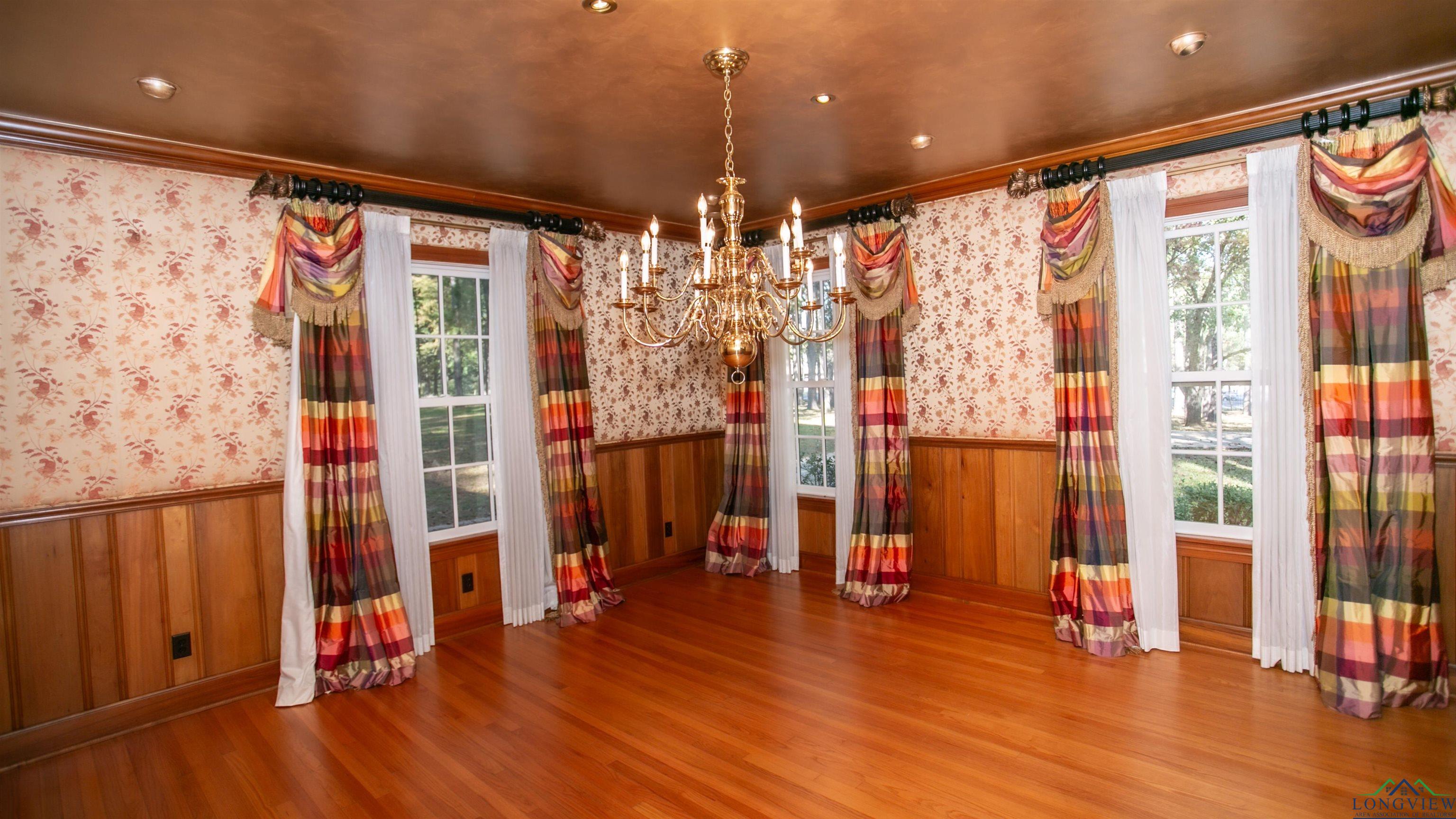 Marshall, Texas, 75670, United States, 5 Bedrooms Bedrooms, ,5 BathroomsBathrooms,Residential,For Sale,1943328