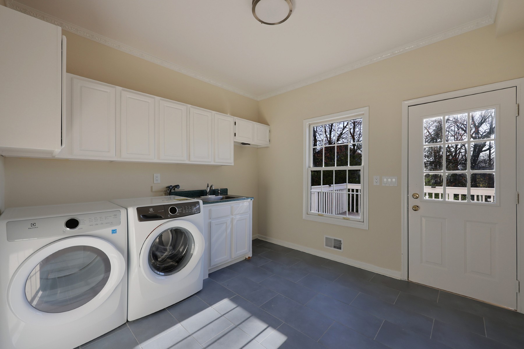  Impressive Seven Bedroom Colonial Offer Privacy and Practicality - 物件實景