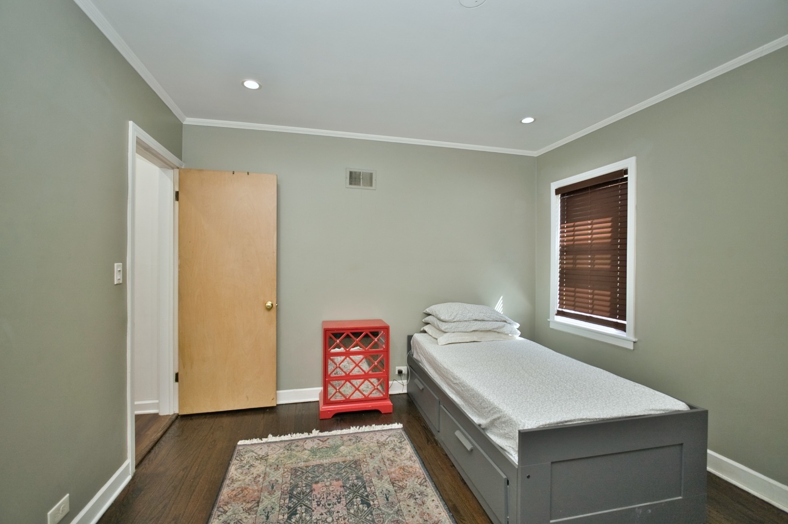 Lincolnwood, Illinois, 60712, United States, 3 Bedrooms Bedrooms, ,2 BathroomsBathrooms,Residential,For Sale,1863685