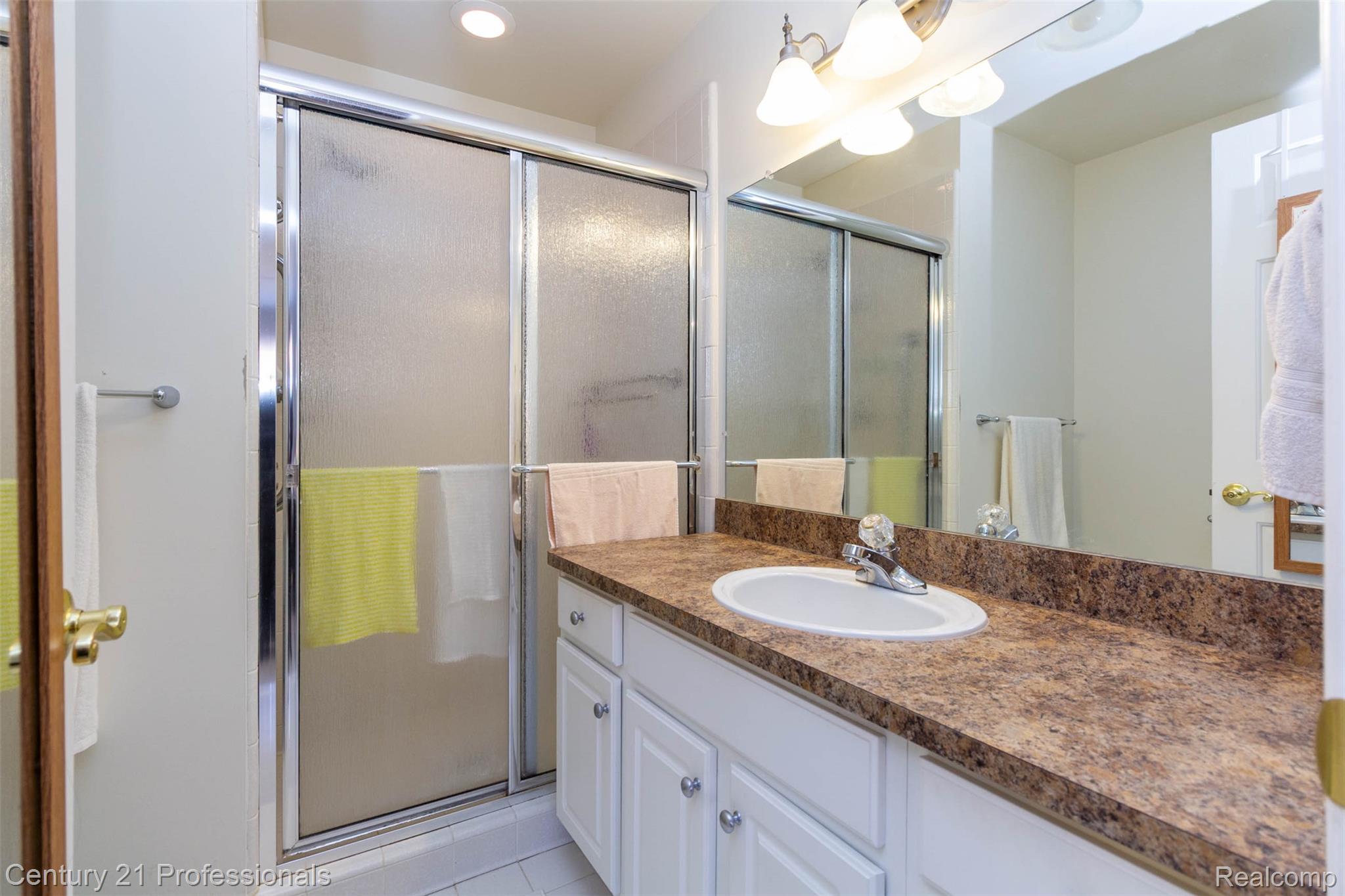 Troy, Michigan, 48098, United States, 2 Bedrooms Bedrooms, ,3 BathroomsBathrooms,Residential,For Sale,1979422