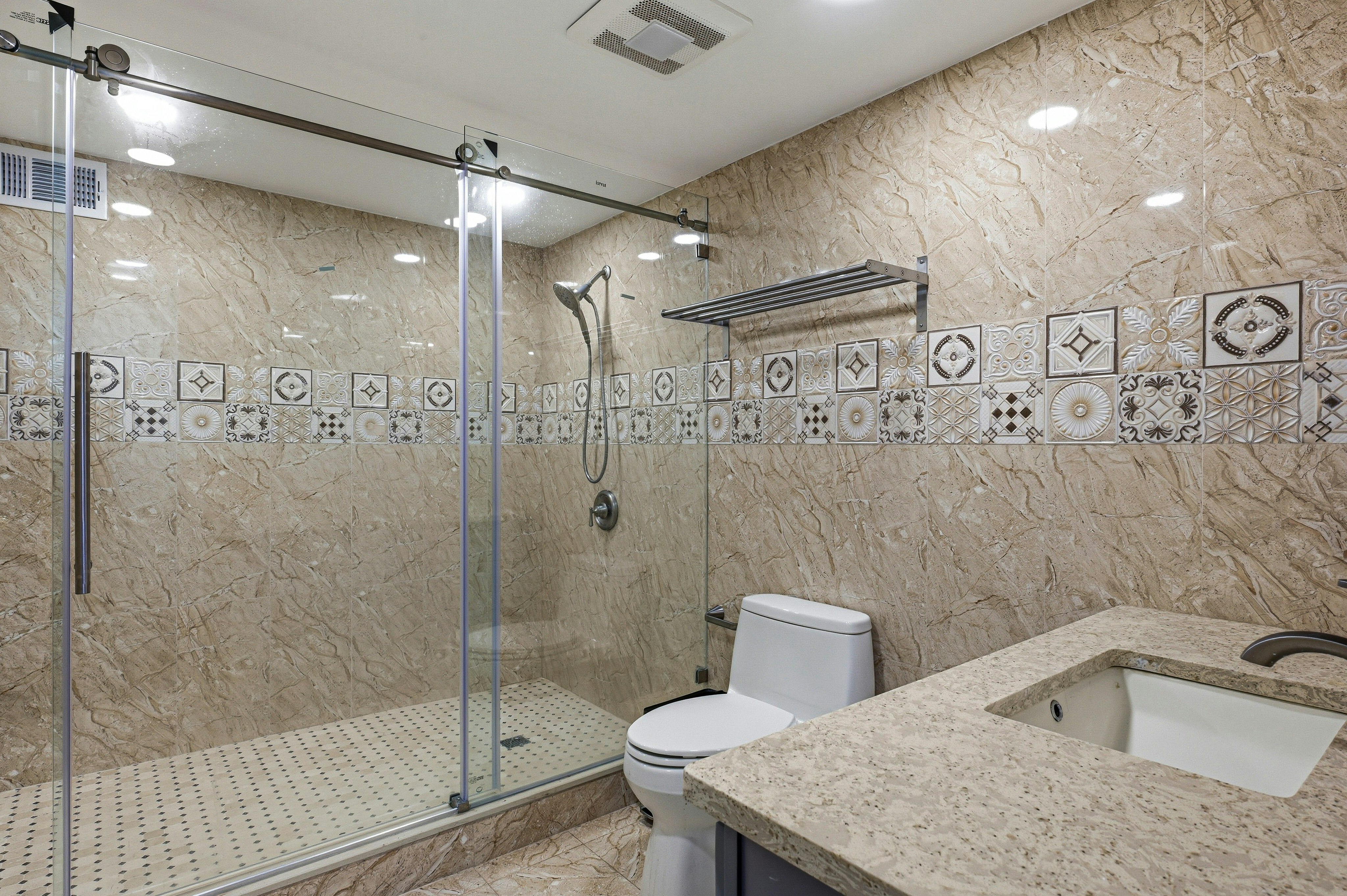  18 Aldgate Drive W, Manhasset, NY 11030 - 物件實景