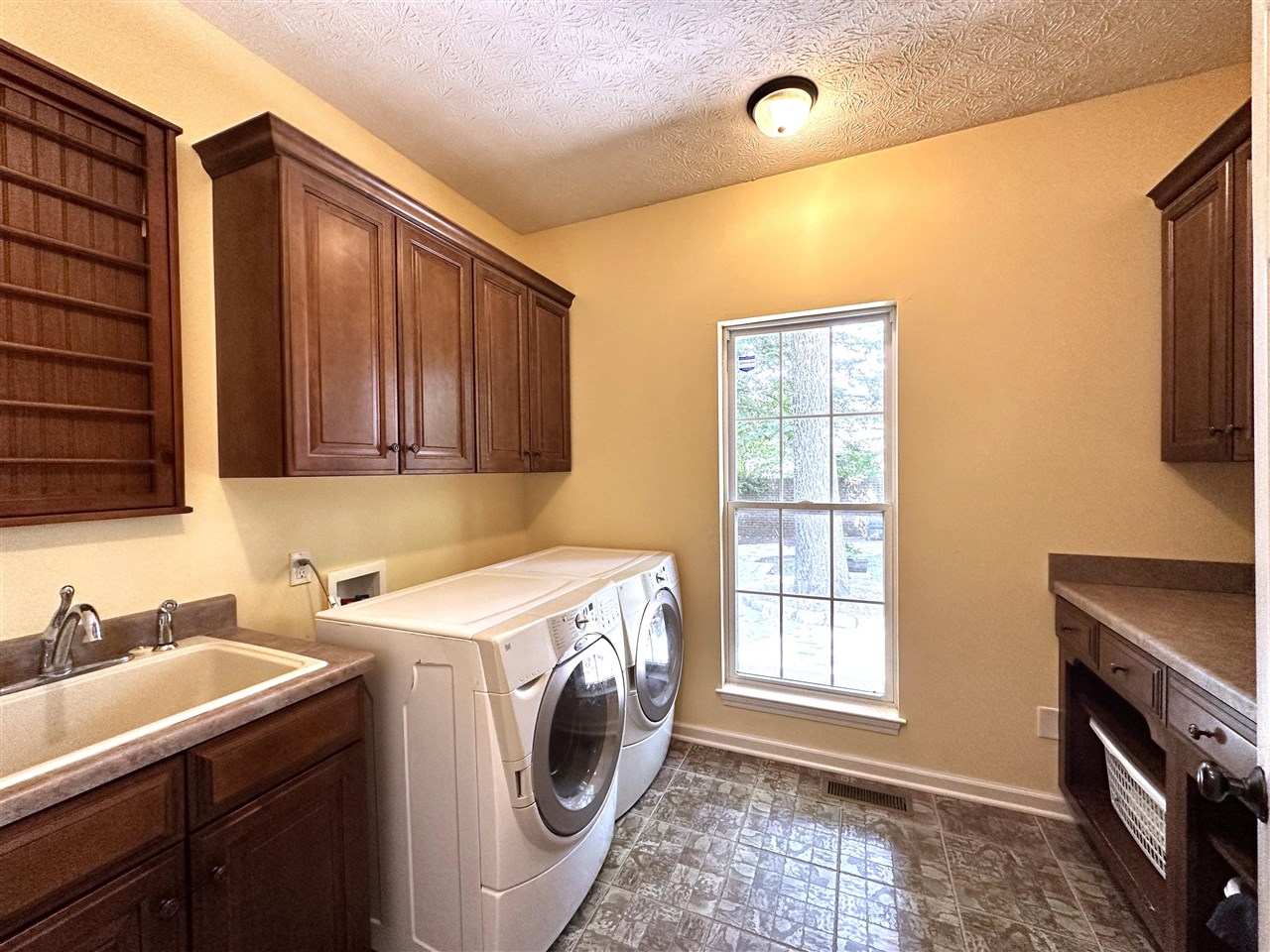 Bowling Green, Kentucky, 42104, United States, 5 Bedrooms Bedrooms, ,3 BathroomsBathrooms,Residential,For Sale,1907465