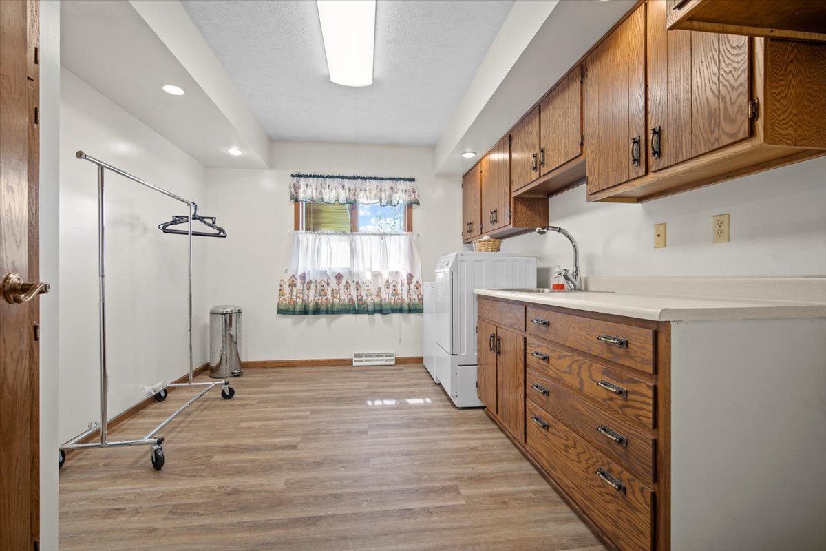 Saunemin, Illinois, 61769, United States, 4 Bedrooms Bedrooms, ,4 BathroomsBathrooms,Residential,For Sale,1958383