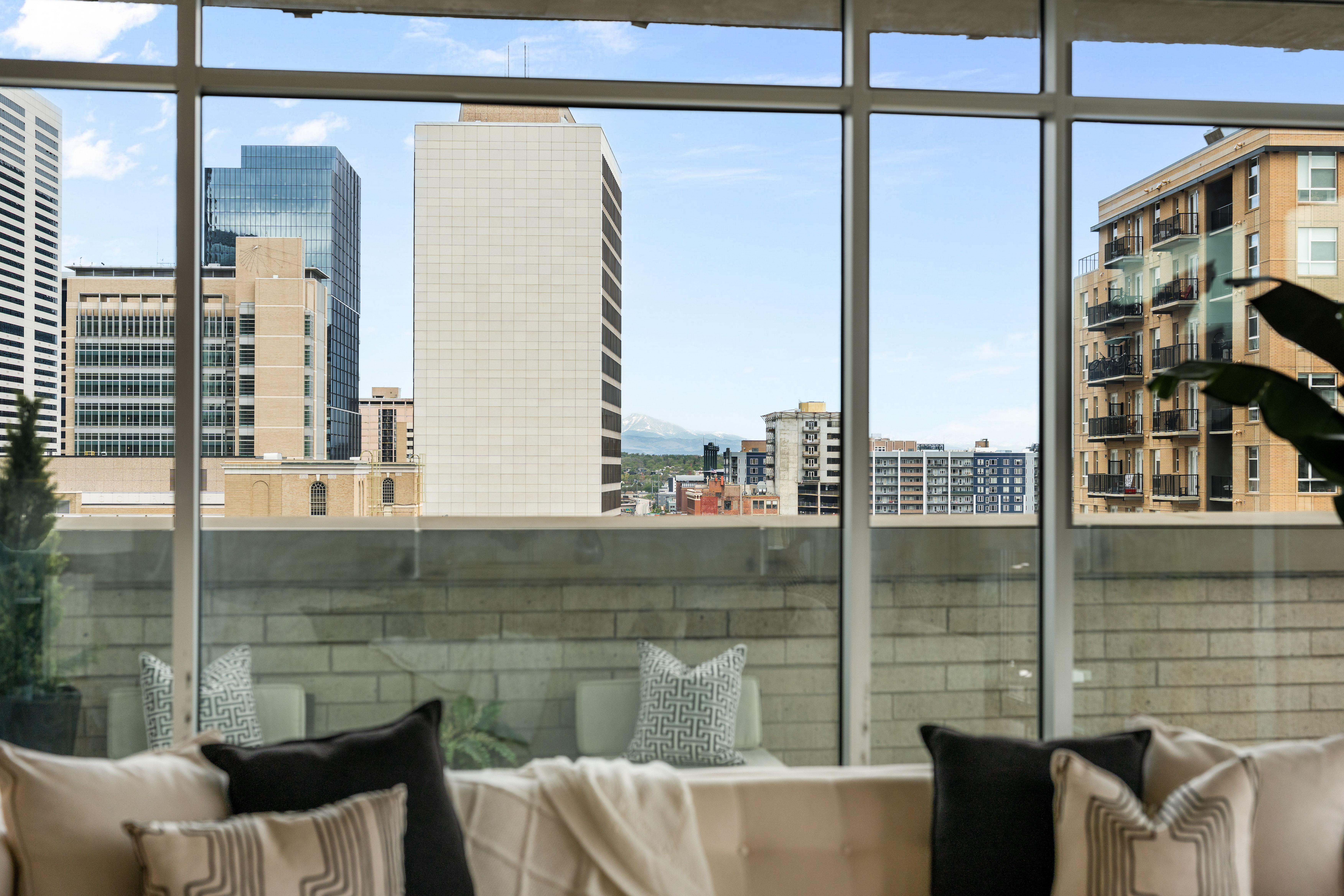  Arguably One of the Finest Condominium Opportunities Under $900,000 in Downtown - 物件實景