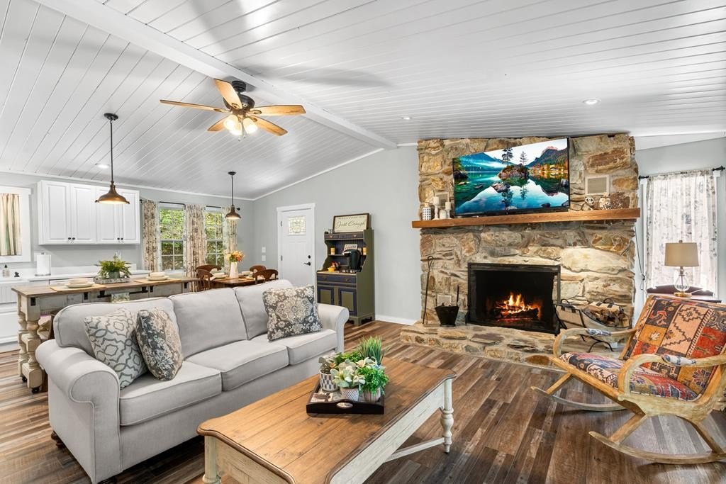 Murphy, North Carolina, 28906, United States, 2 Bedrooms Bedrooms, ,2 BathroomsBathrooms,Residential,For Sale,1976149