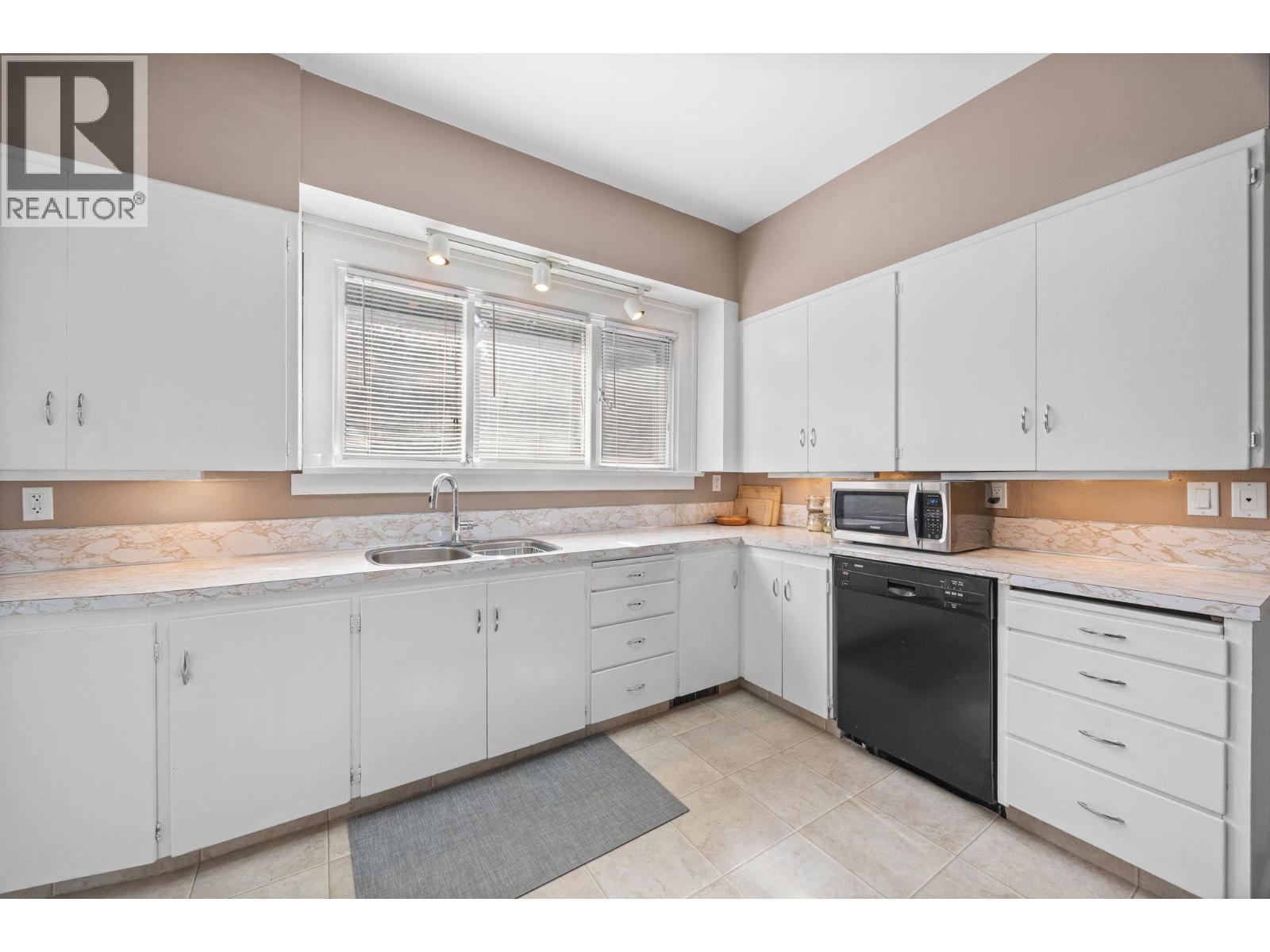 KELOWNA, British Columbia, V1Y 1A7, CA, 2 Bedrooms Bedrooms, ,1 BathroomBathrooms,Residential,For Sale,1949205